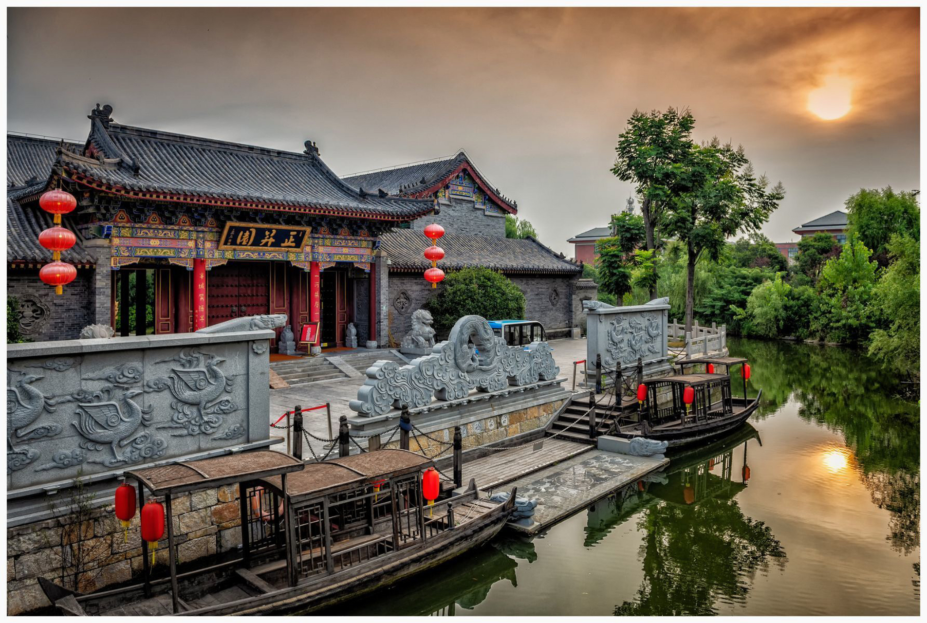 微山湖畔,古老的京杭大运河缓缓流淌,岁月悠悠,随波荡漾;台儿庄里