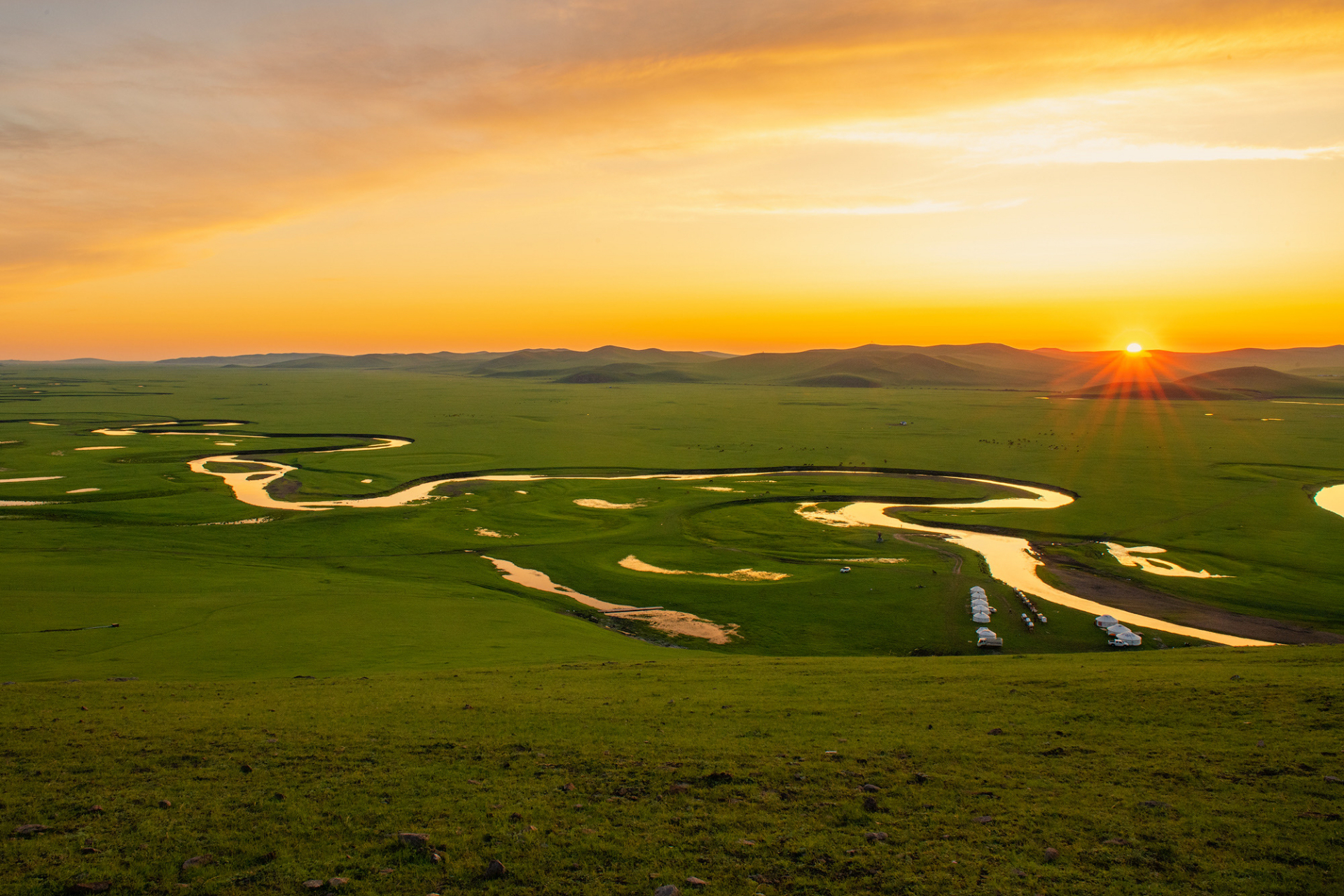 莫日格勒河西岸是牧业生产的夏营地,每到六月,牧民便居家驱赶牲畜游牧
