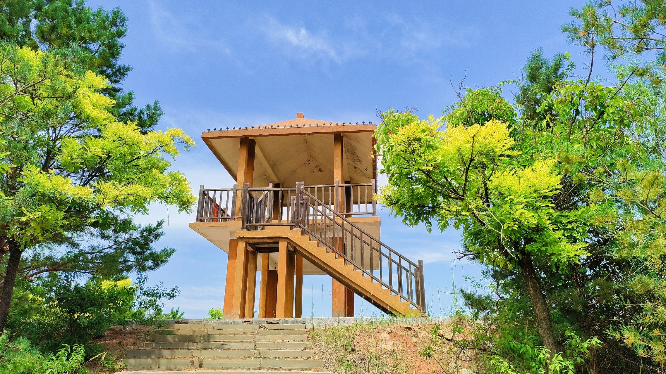 康巴什城市帐篷营地   城市帐篷营地位于康巴什区乌兰木伦广场北侧