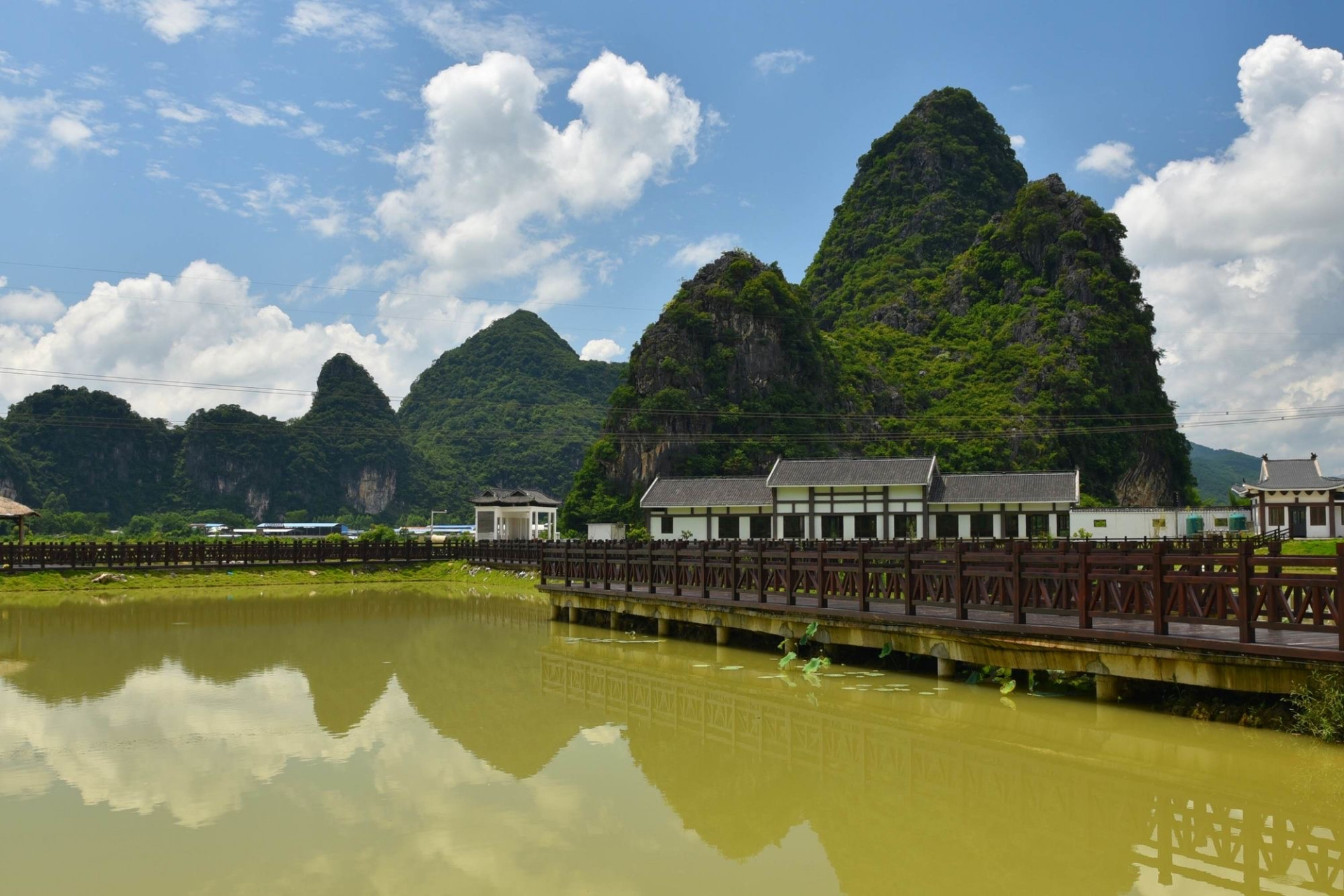 贺州十里画廊景区位于广西钟山县城西北18公里,距贺州30公里,是以