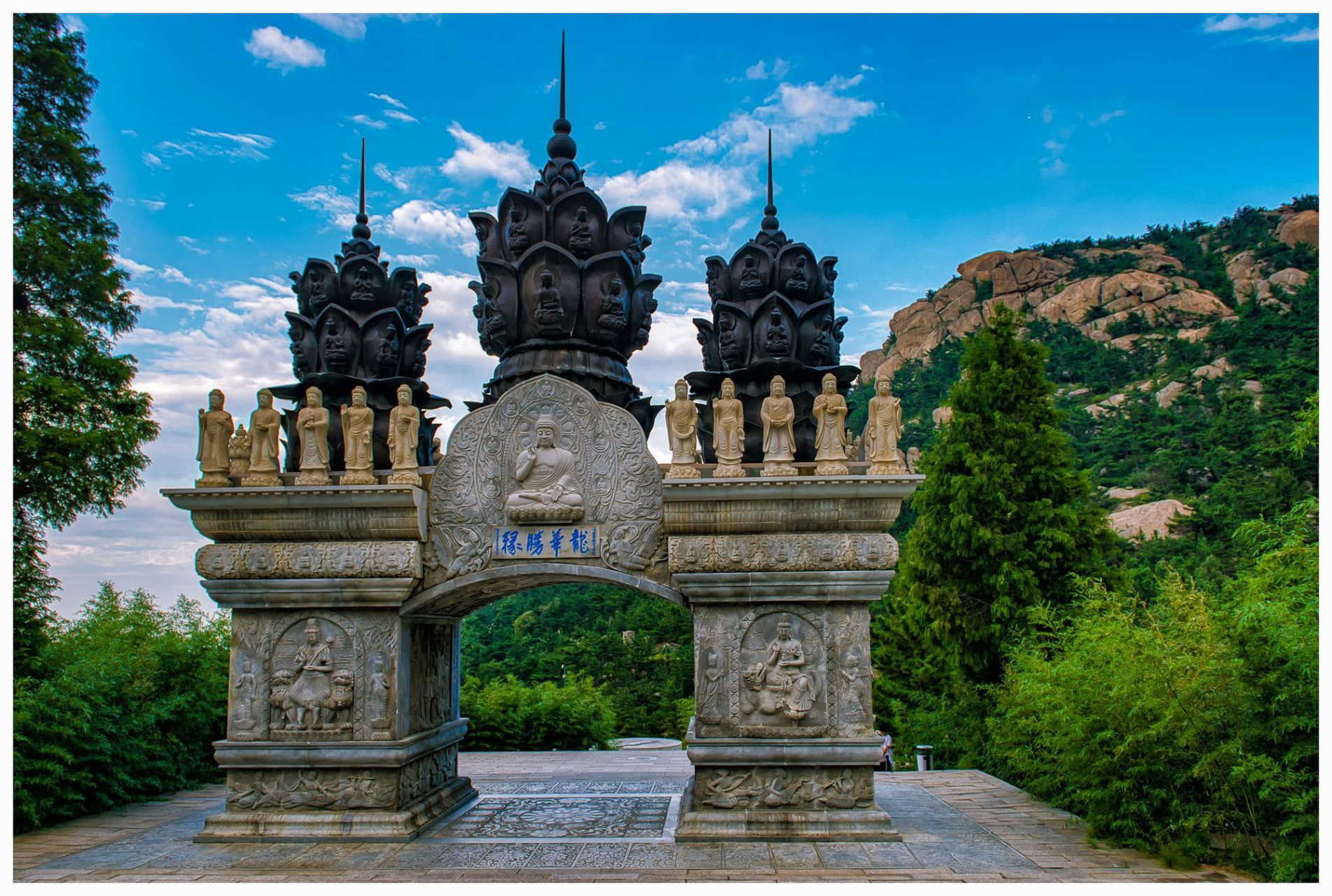 华严寺位于位于崂山东部那罗延山半山腰,为崂山现存唯一且规模最大的