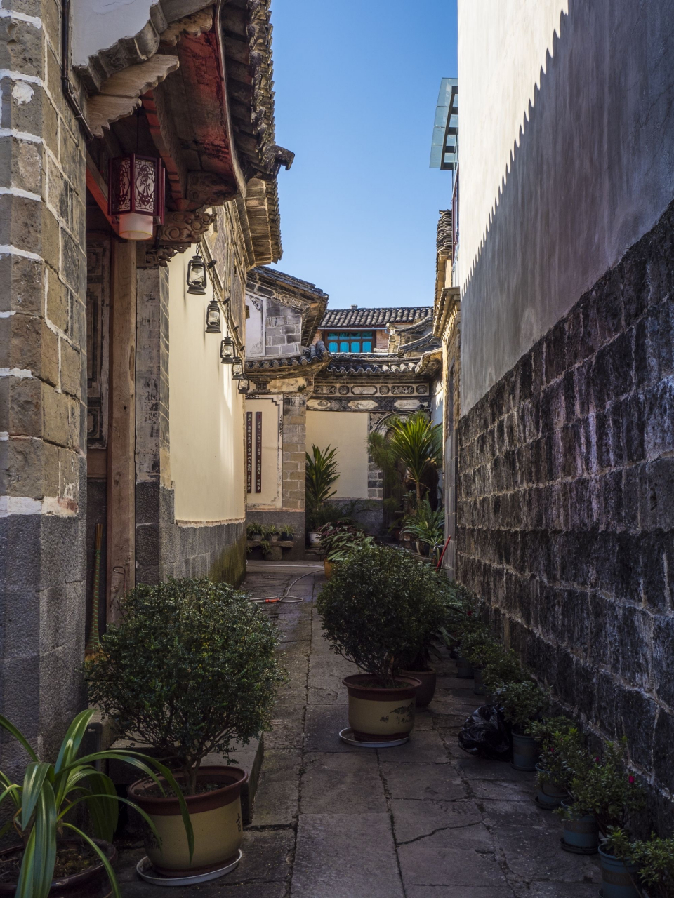 李家大院   李家大院位于腾冲绮罗古镇的老虎巷内,是腾冲第一位翡翠