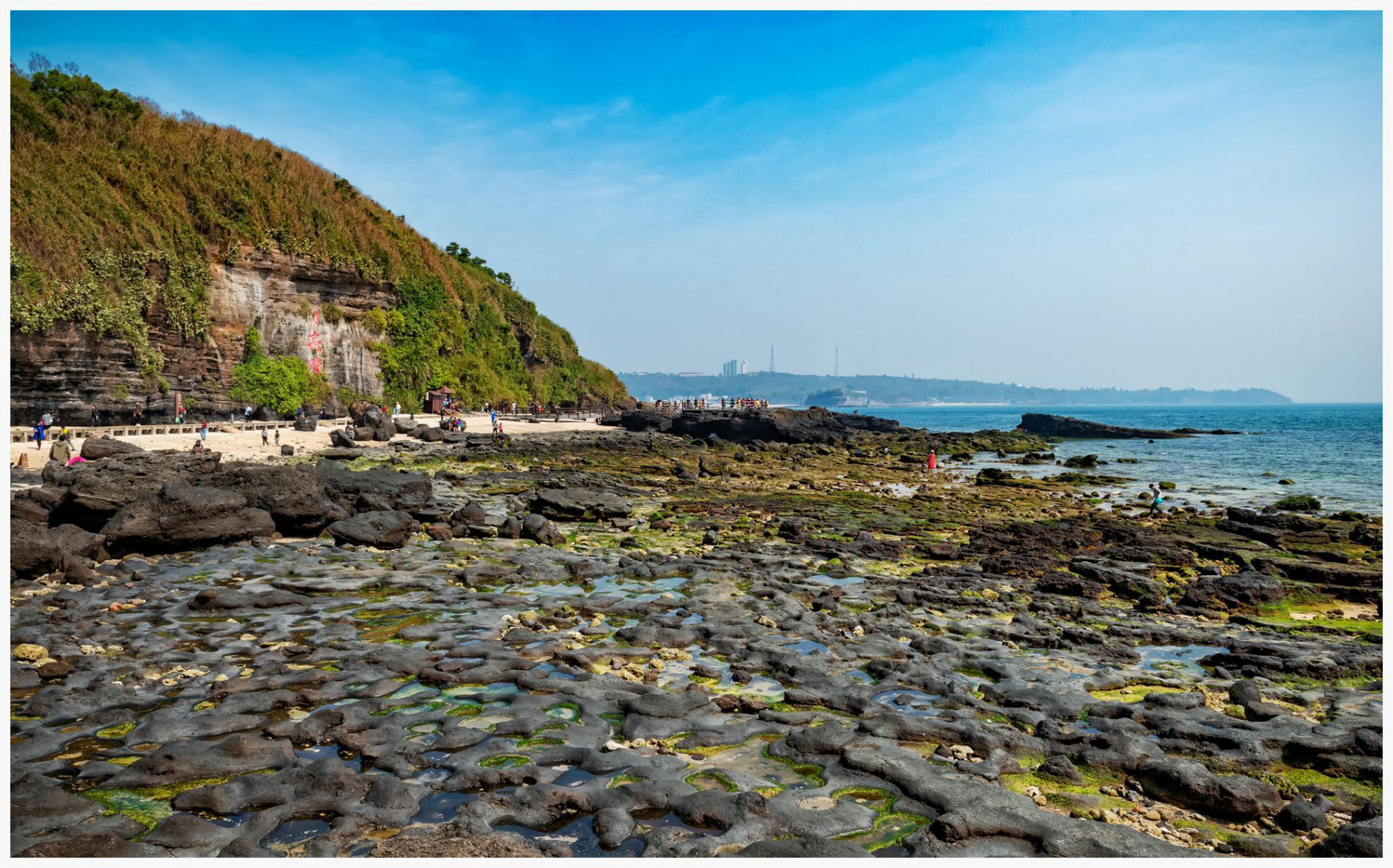 涠洲岛火山口因壮观的火山熔岩而出名,是涠洲岛上最主要的景区.