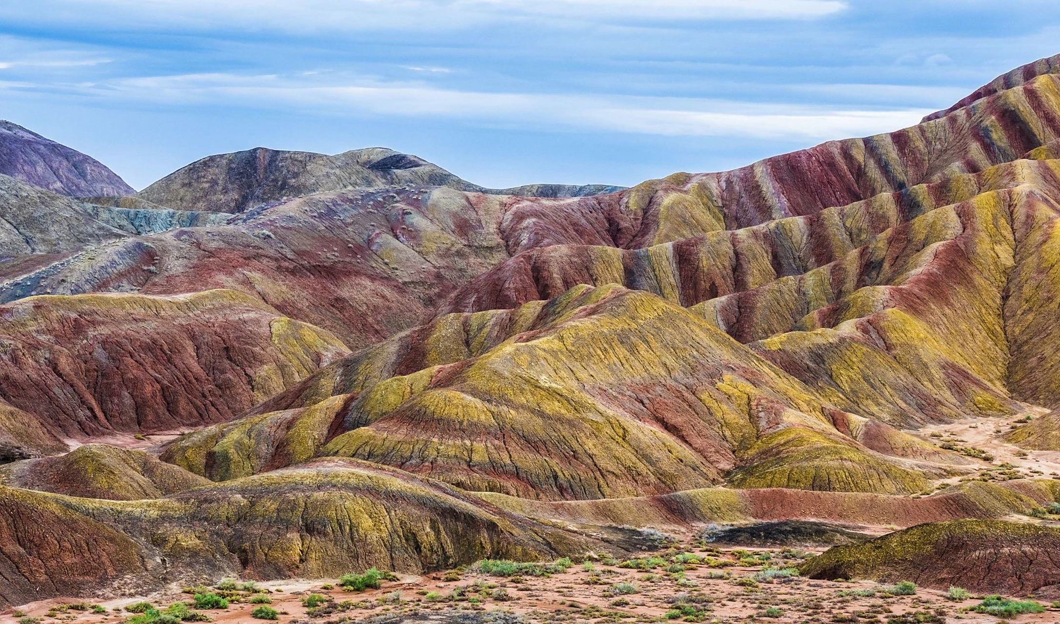 七彩丹霞地貌群位于甘肃省张掖市临泽县倪家营乡南台村,平均海拔1850