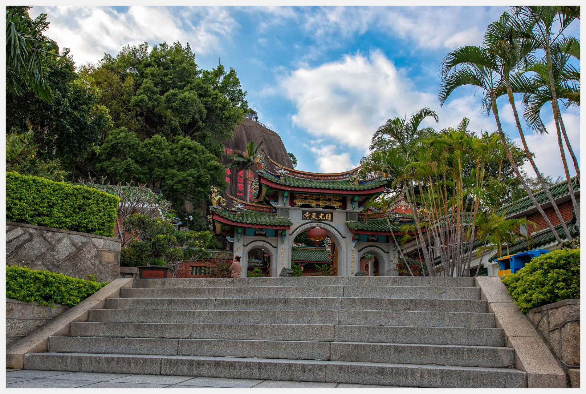 日光岩寺是去日光岩的必走之门,寺庙依山而立.