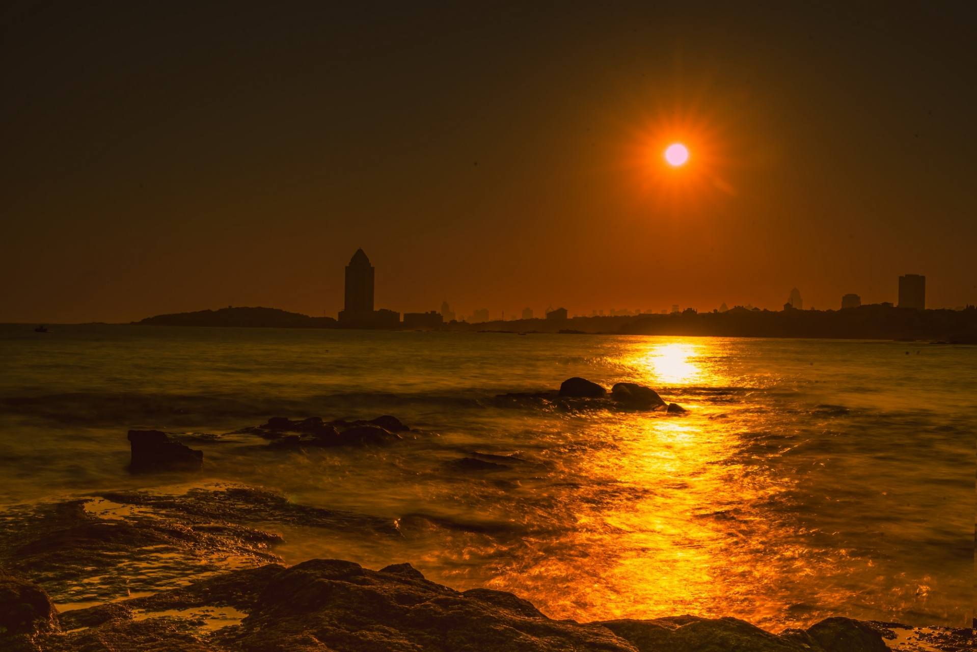 落日余晖,一幅醉人的画卷  夕阳,如一位不朽的诗者,挥洒着最后的余晖