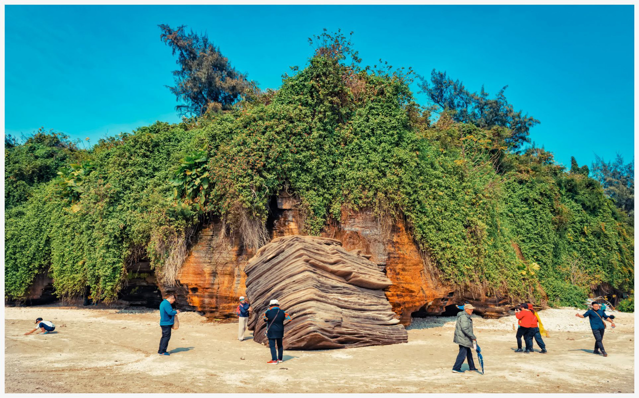 滴水丹屏在涠洲岛滴水村南岸边,原名滴水岩.