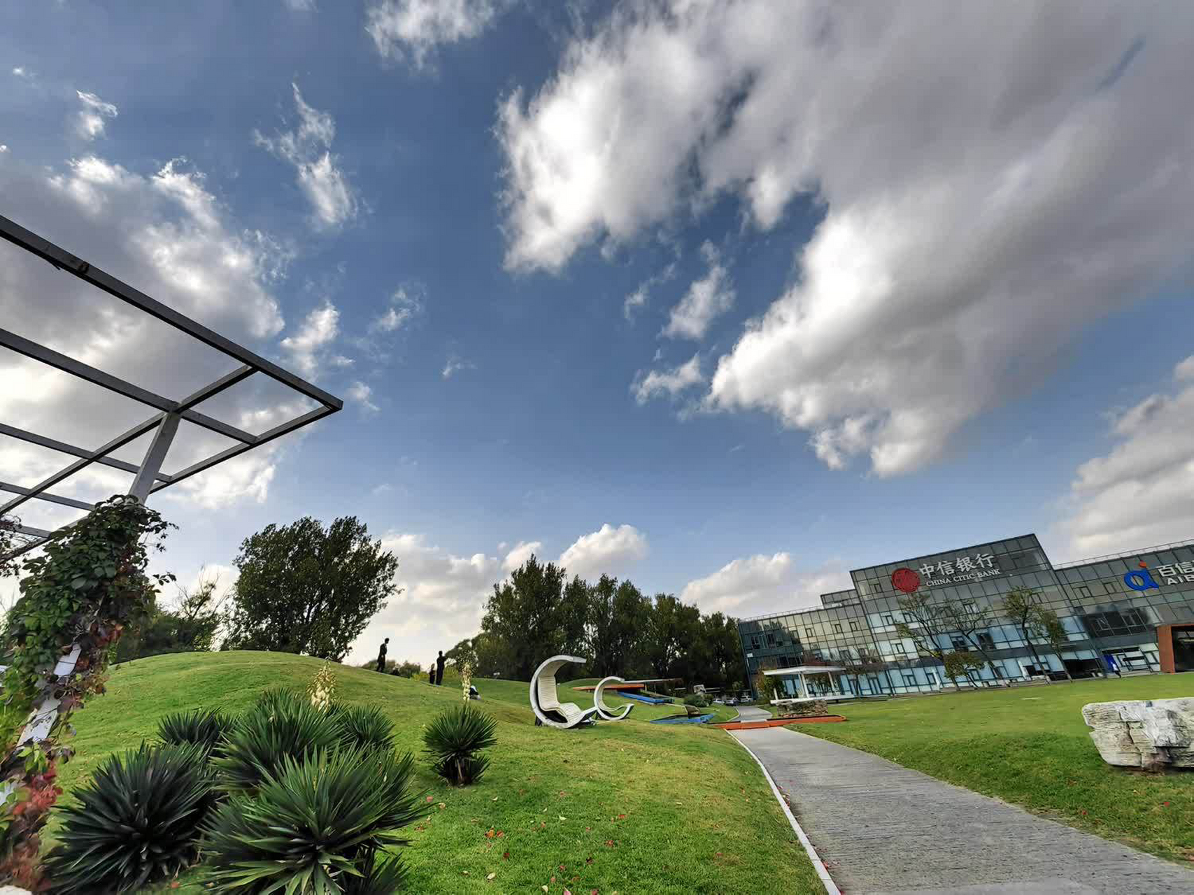 惠通时代广场是利用过去北京北方工业锅炉厂,北京豆制品工业公司等