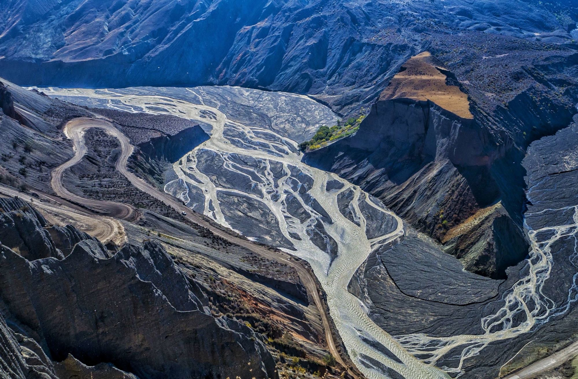 红山大峡谷位于新疆奎屯市南217国道50公里处天山山区安集海河流域
