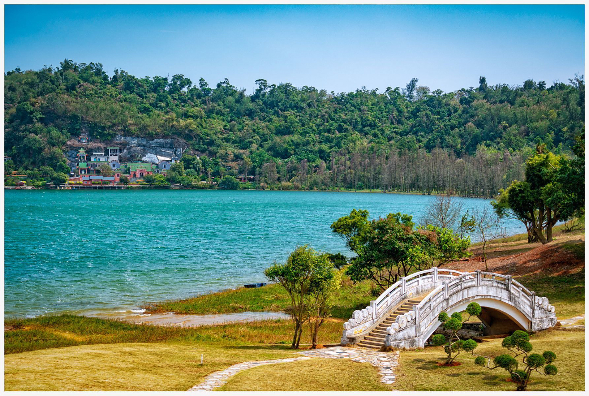 湖光岩位于湛江市区西南18公里处,是雷州半岛上山清水秀,风景奇特的