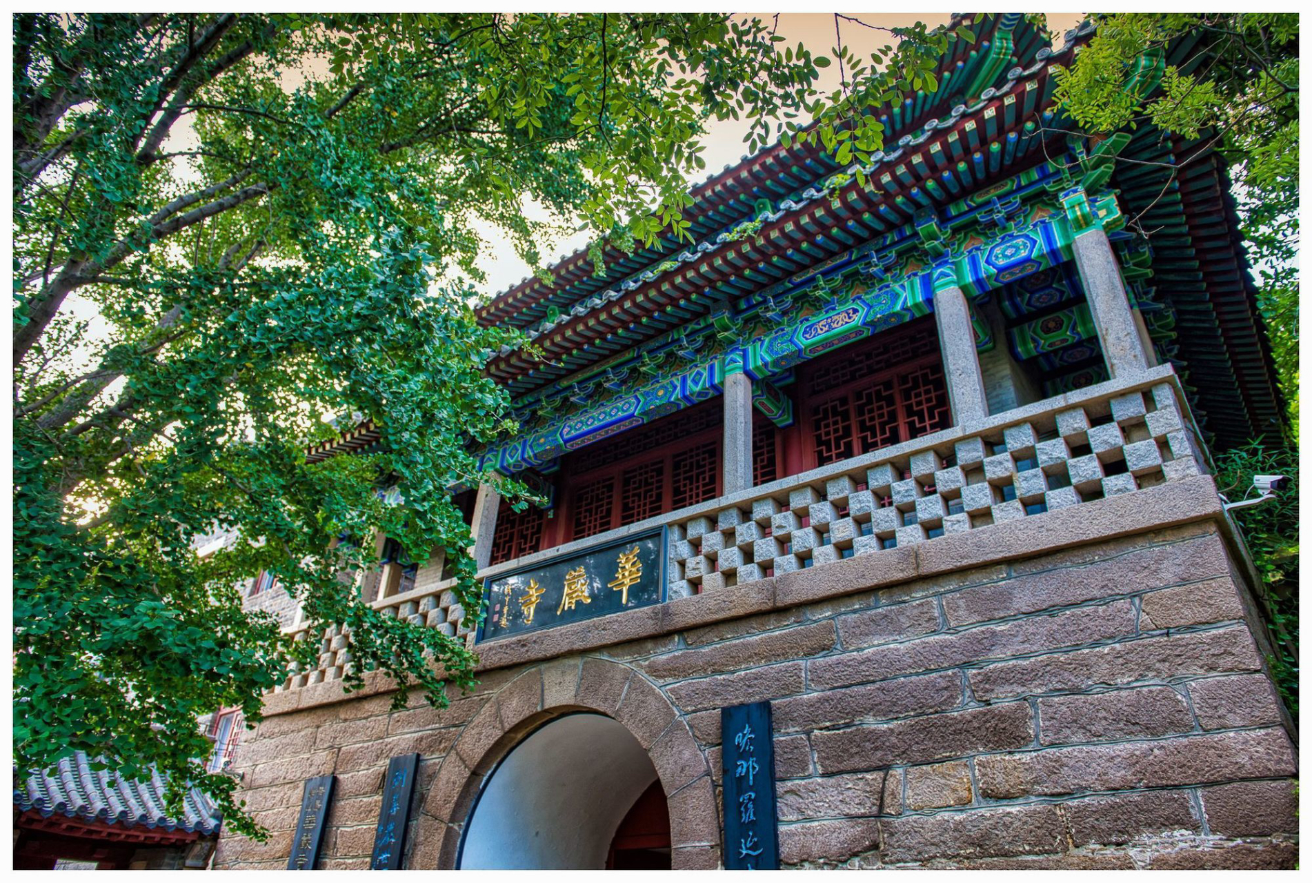 华严寺位于位于崂山东部那罗延山半山腰,为崂山现存唯一且规模最大的