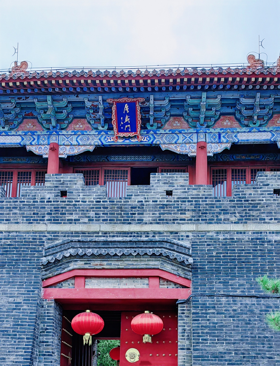 岱庙的北门厚载门,坤厚载物,大地广厚而能载万物之意,厚载门上有驮览