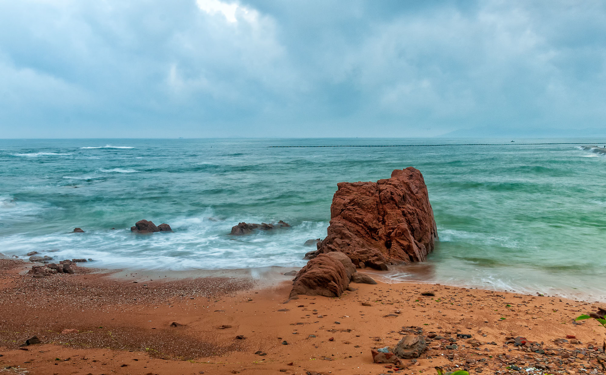 青岛 清晨漫步海边,用慢门拍摄海浪和礁石,那如梦似幻的意境总能让我