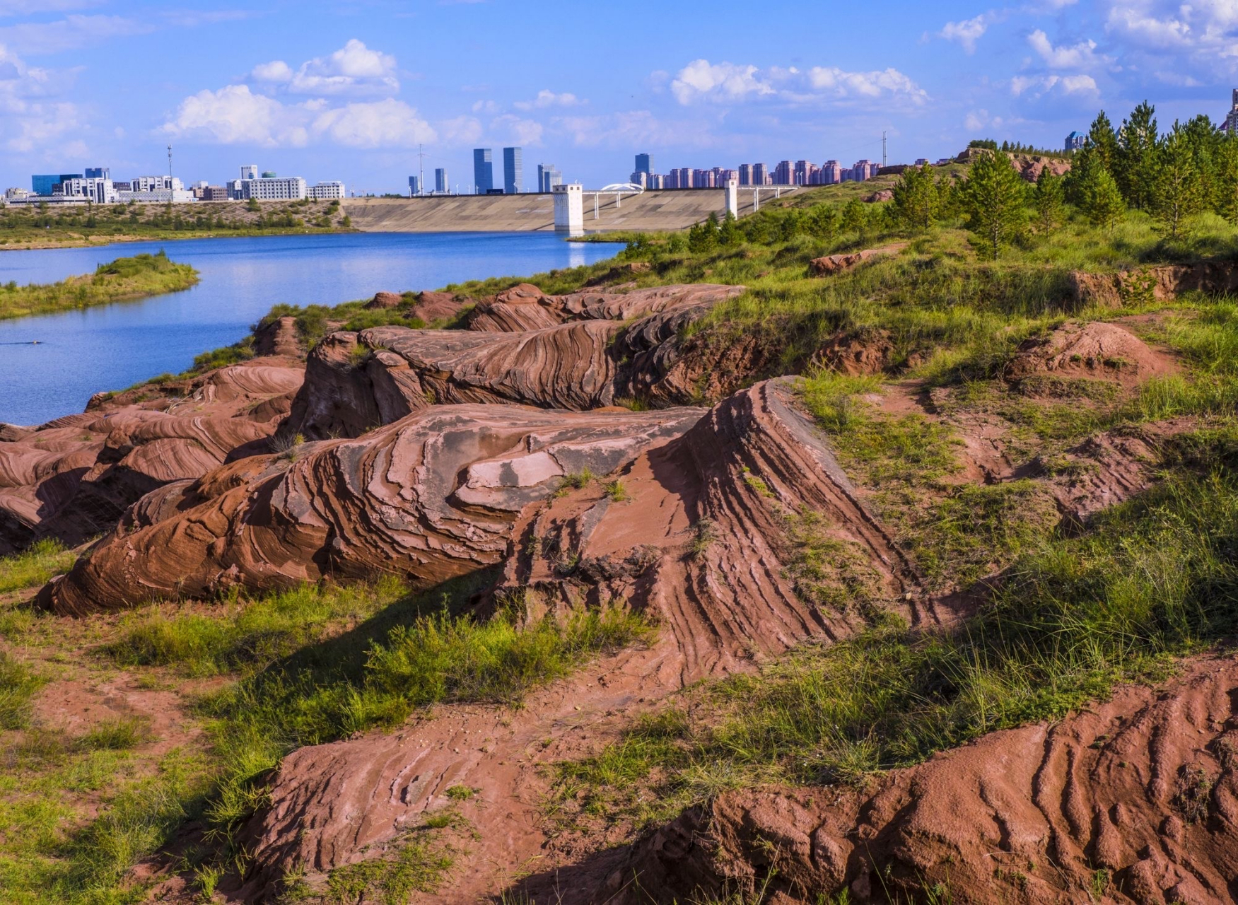 乌兰木伦水库的红石岩