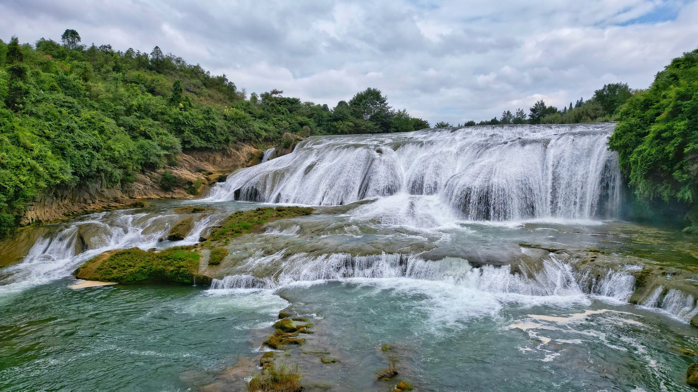 黄果树瀑布,位于贵州安顺市镇宁县,是闻名遐迩的"中华第一瀑".