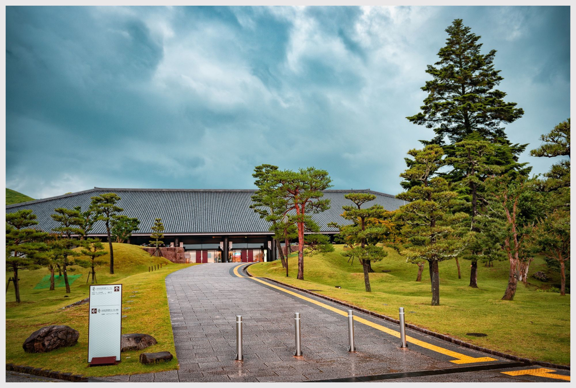 位于奈良市街的东边,面积广阔.
