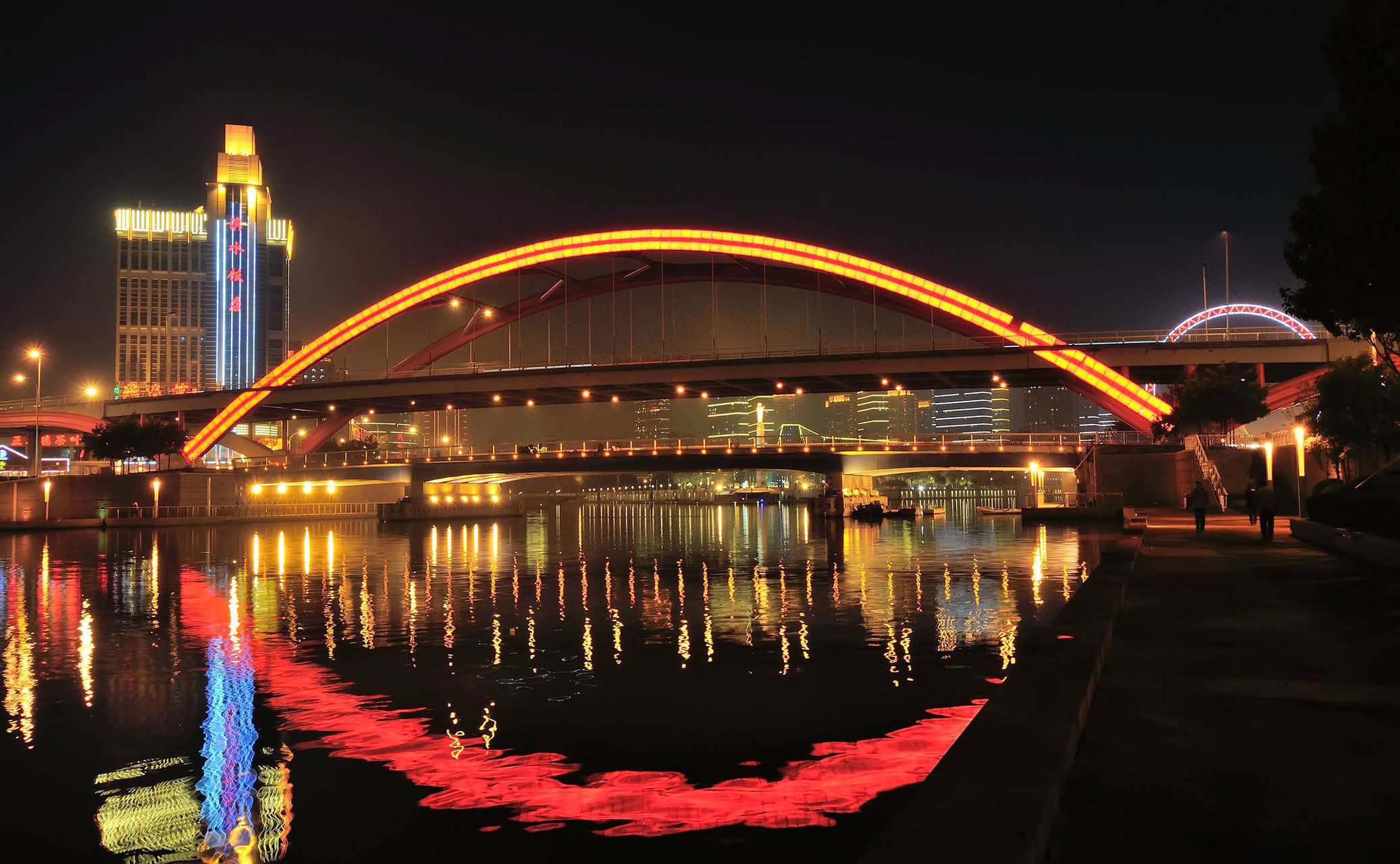 海河夜景 天津海河风景线,宛如一幅长长的风景画卷.