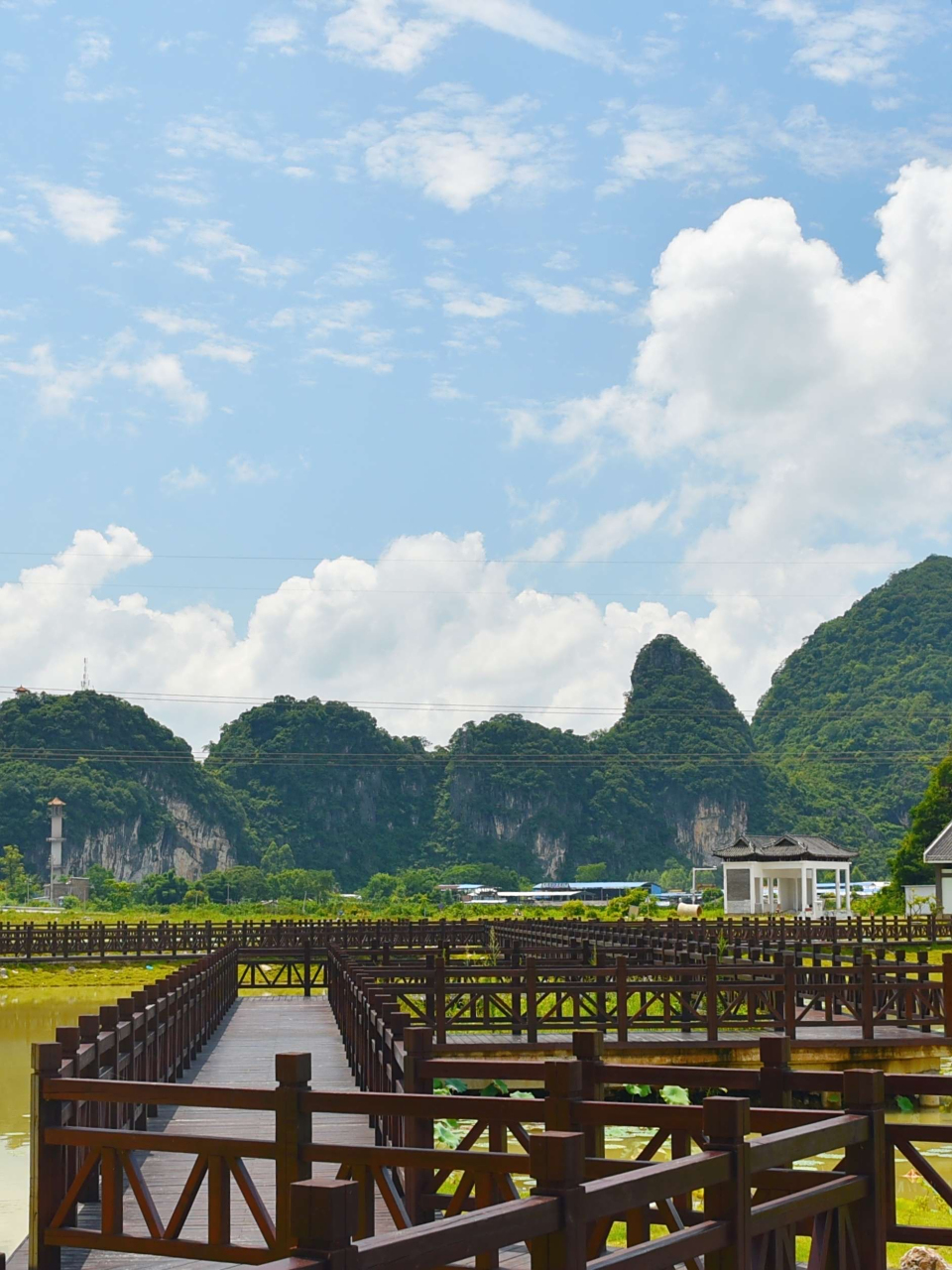 贺州十里画廊景区位于广西钟山县城西北18公里,距贺州30公里,是以