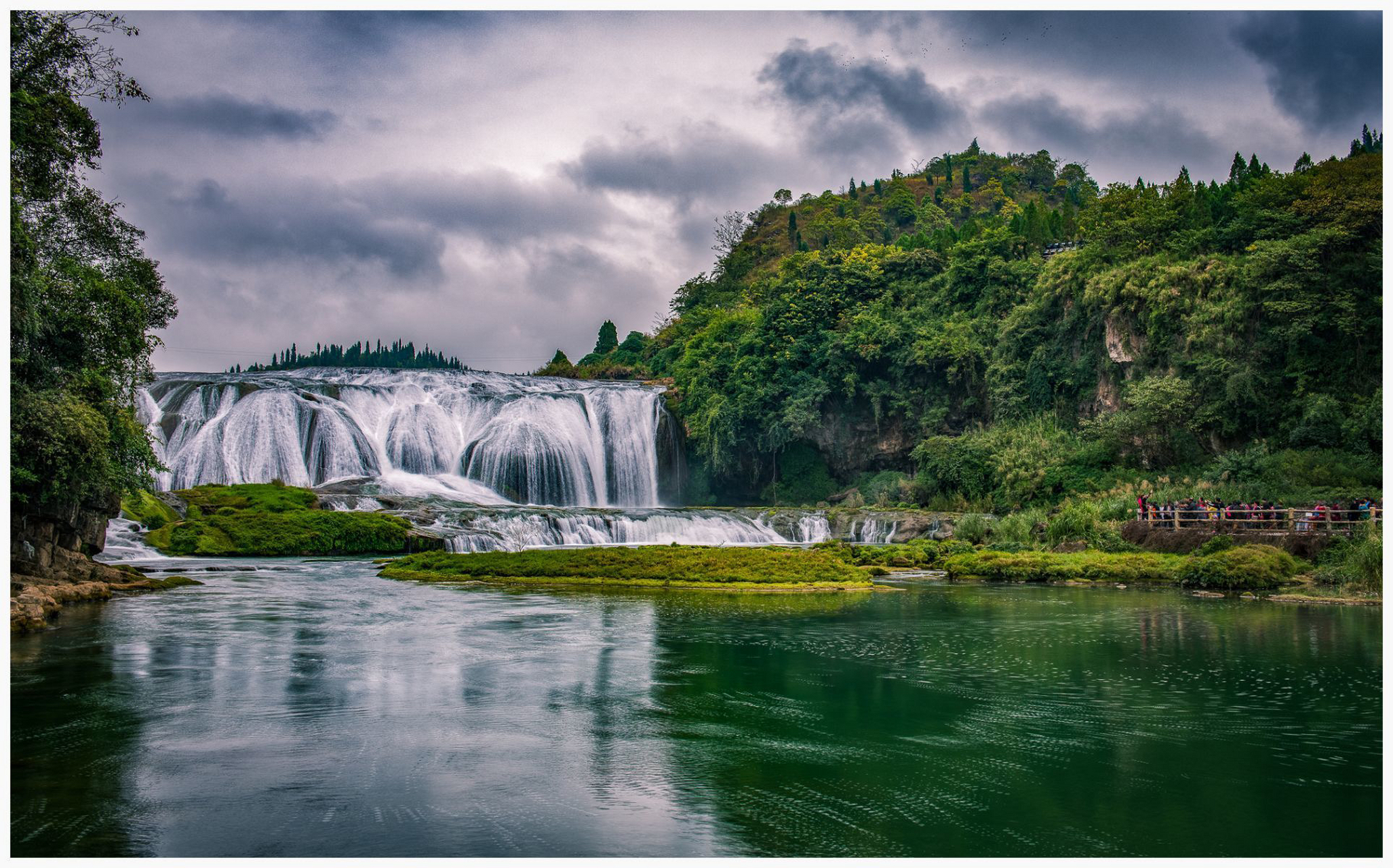 陡坡塘瀑布位于黄果树大瀑布的上游1公里处,在黄果树瀑布群中它是瀑面