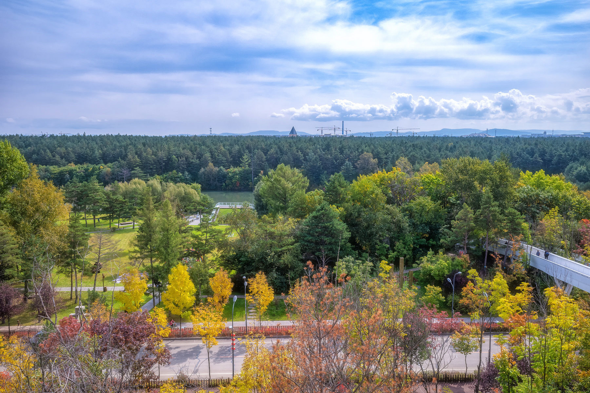 长白山下的二道白河镇有一座玻璃廊桥,名字叫美人松空中廊桥,它就在