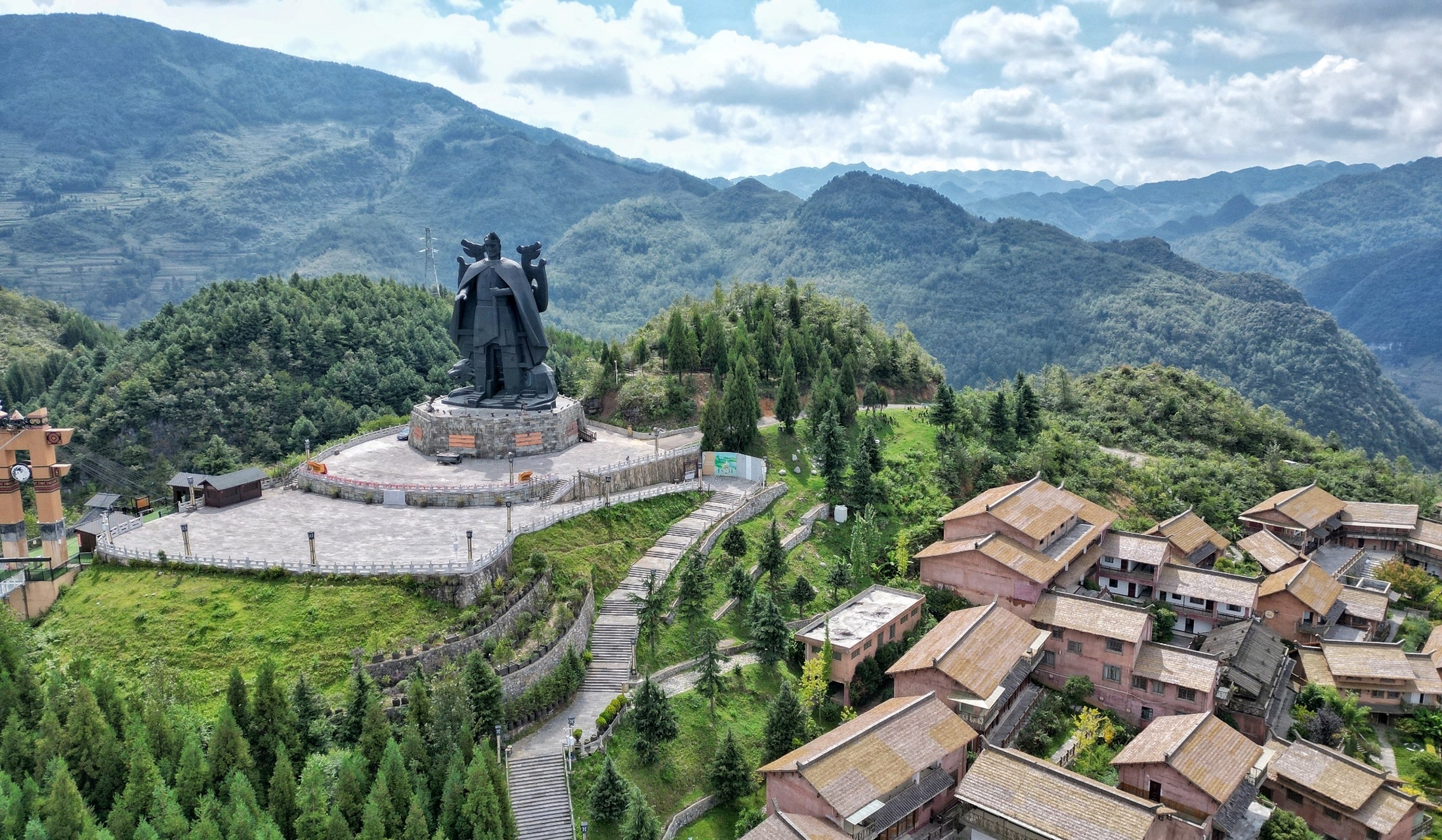 野玉海景区,位于贵州六盘水市水城县南部的群山环抱中,该景区由野鸡坪