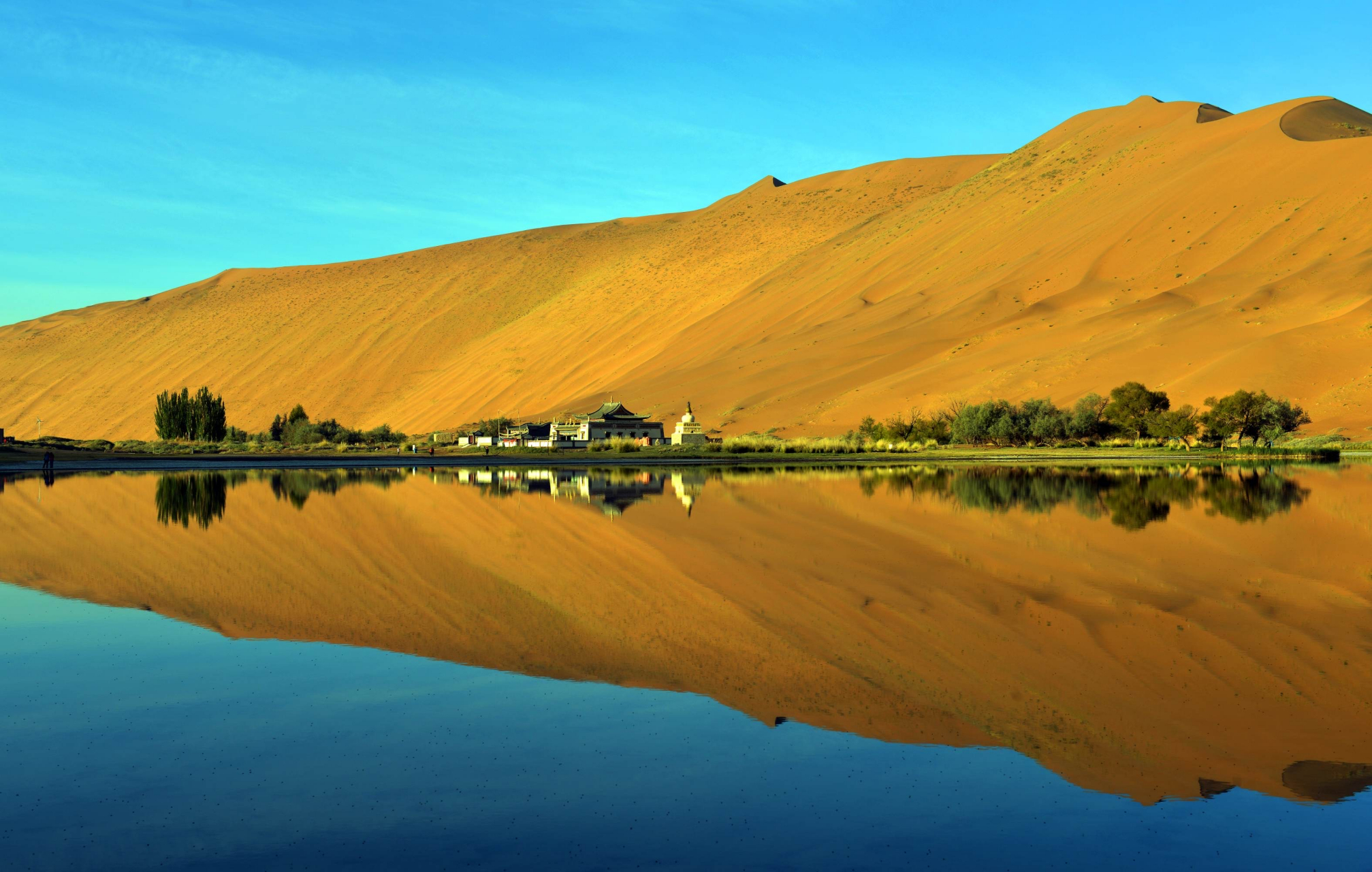 巴丹吉林庙,它始建于清同治7年(1868年),是一座藏传佛教寺一石,一瓦
