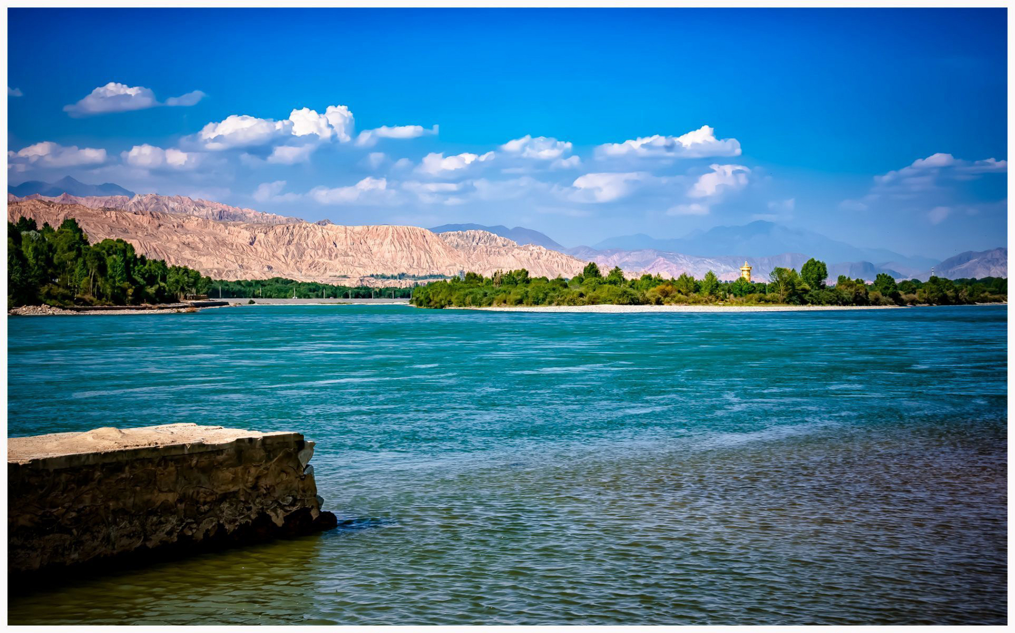 过了贵德黄河大桥就进入了贵德县城区,没多远就到了中华福运轮景区.