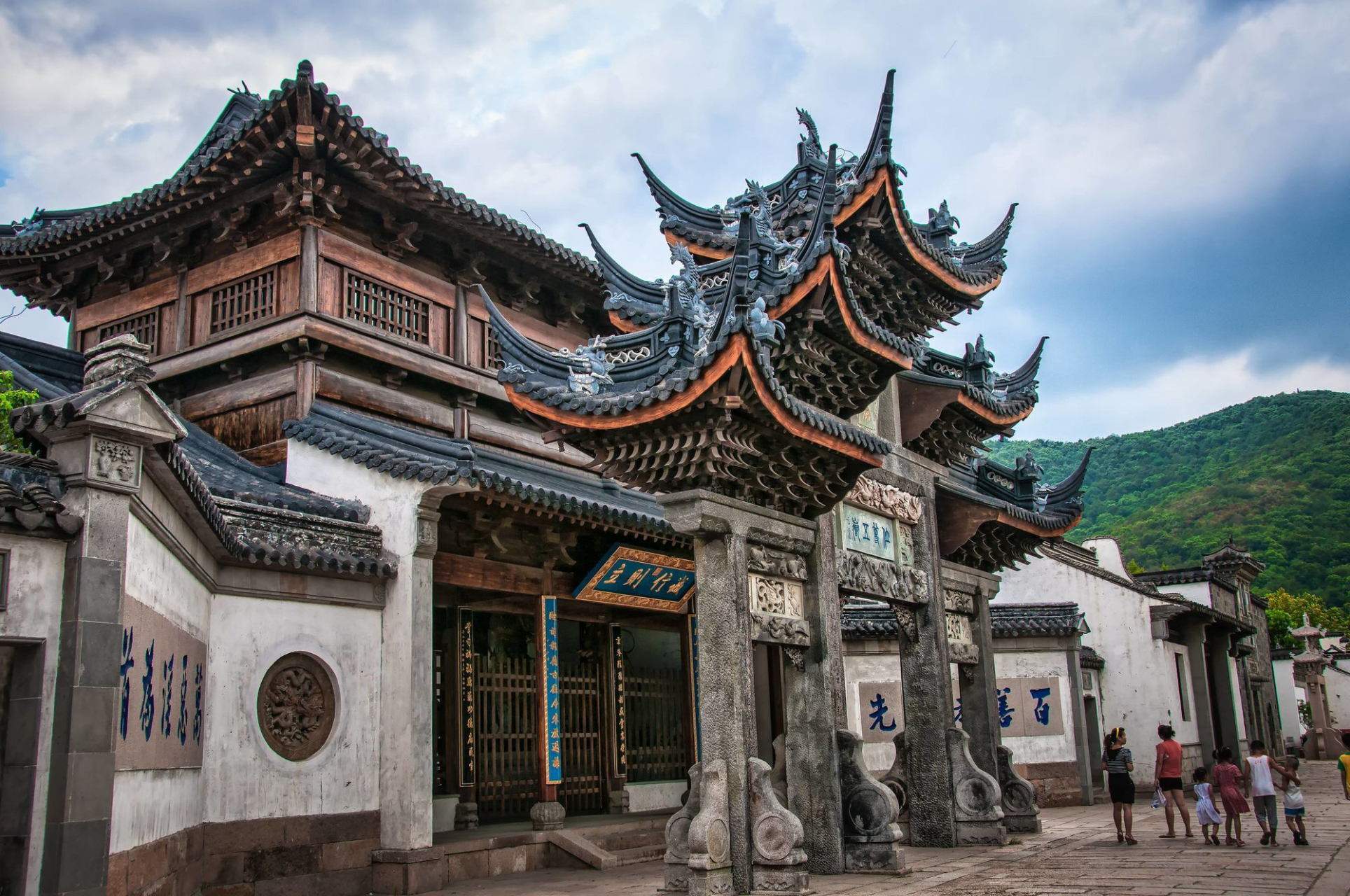 惠山古镇是无锡市标志性的旅游景点之一,地处无锡市西,锡山与惠山的