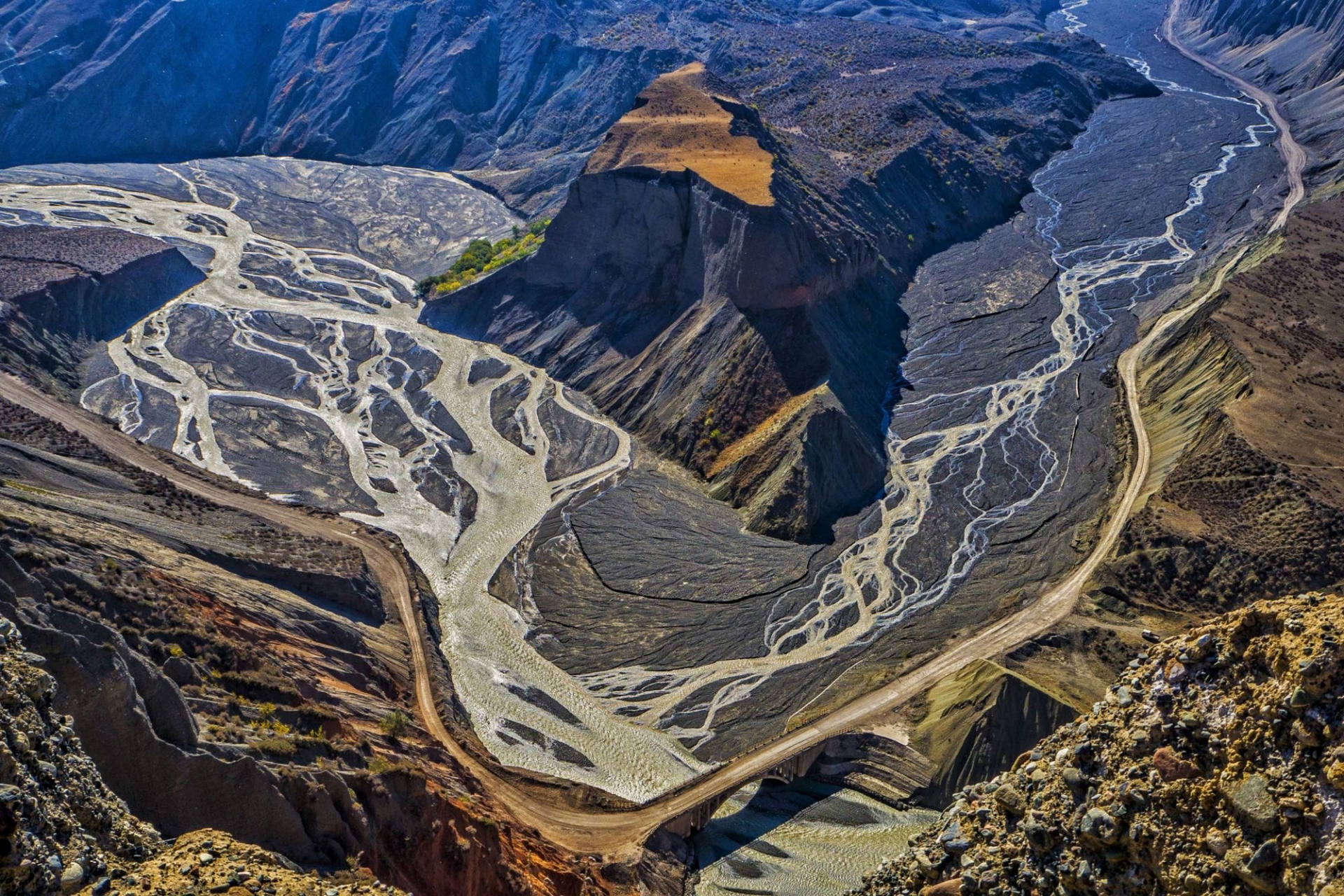 红山大峡谷位于新疆奎屯市南217国道50公里处天山山区安集海河流域