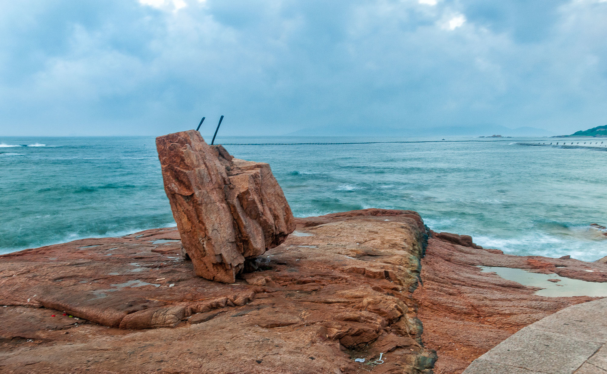 青岛 清晨漫步海边,用慢门拍摄海浪和礁石,那如梦似幻的意境总能让我