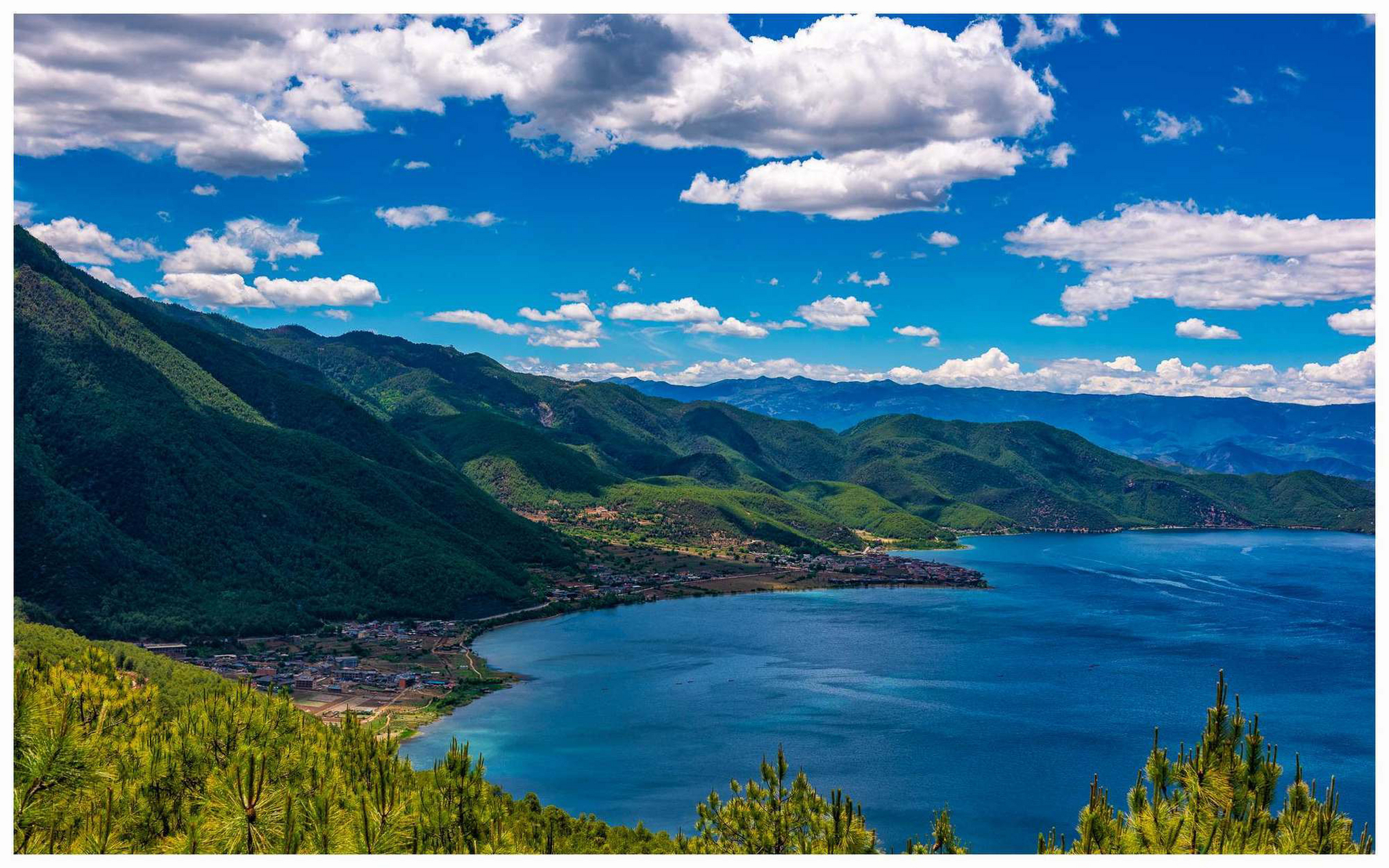 情人滩旁是格母女神山和后龙山,传说格母女神和后