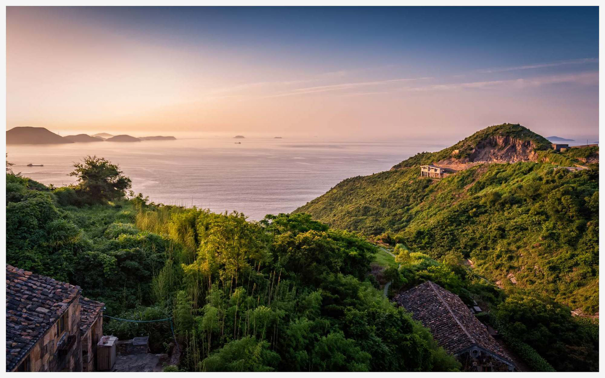 位于浙江温岭石塘镇镇的五岙村,这里的石屋面朝大海,石屋听海观涛
