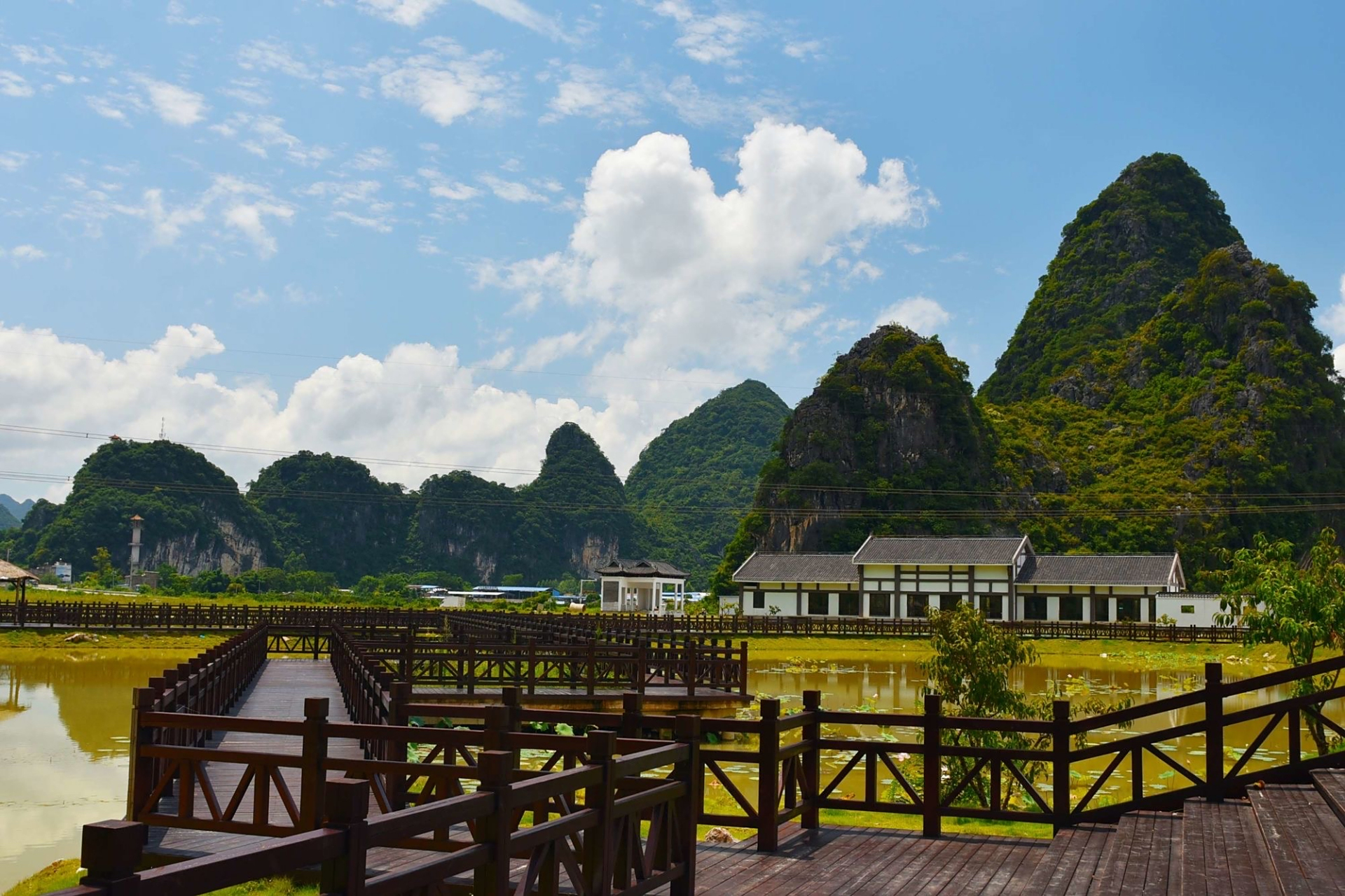 贺州十里画廊景区位于广西钟山县城西北18公里,距贺州30公里,是以