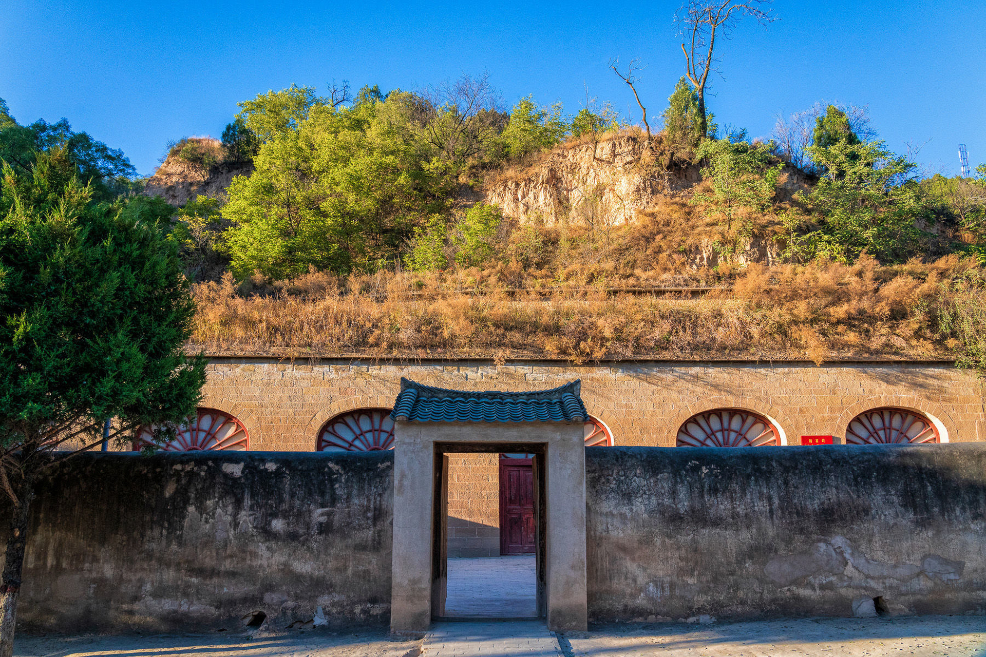 杨家岭革命旧址位于延安城西北3公里处,是中共中央1938年至1947年的