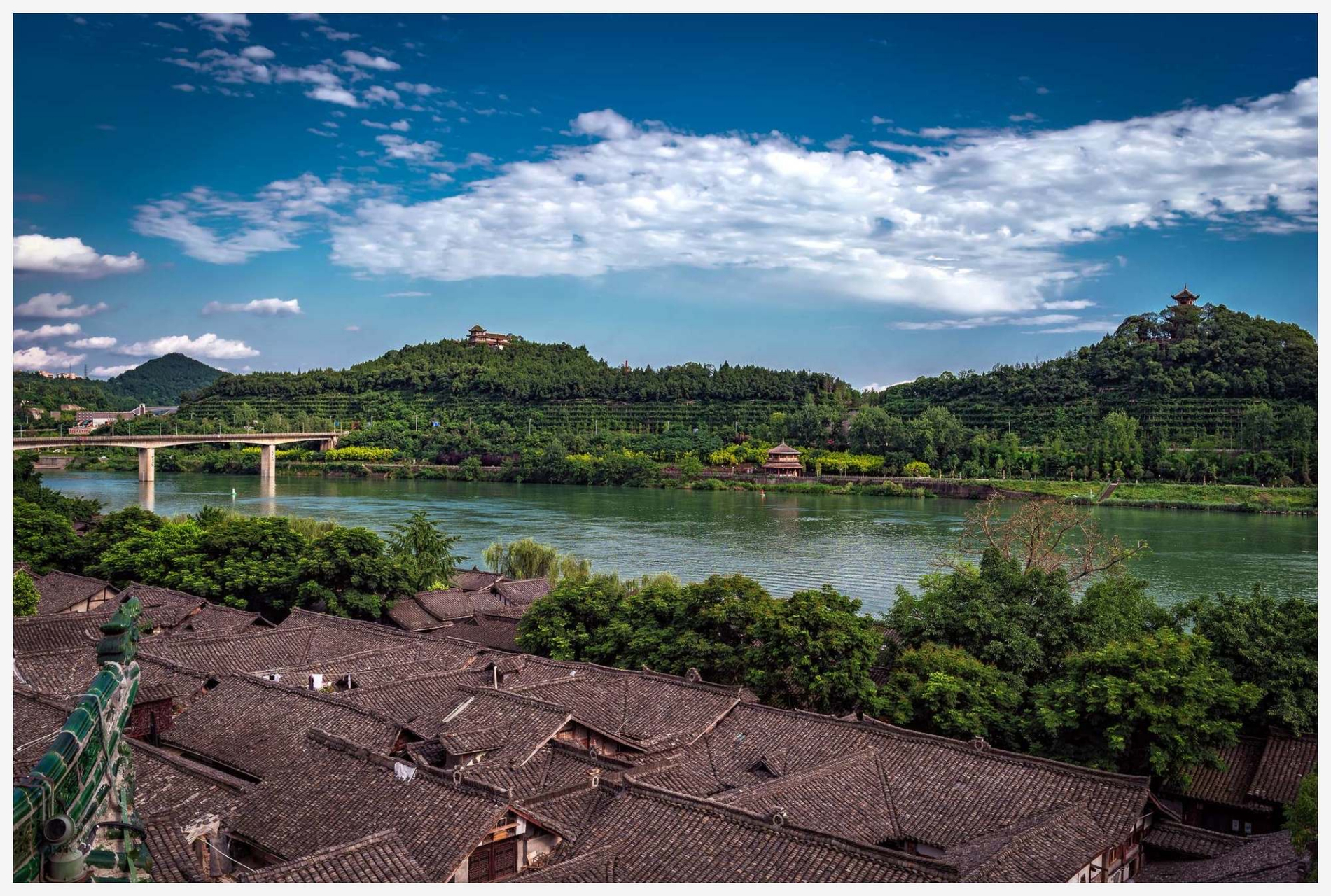 阆中古城中的华光楼是阆中现存楼阁中建造最早的楼,被称为"阆苑第一楼