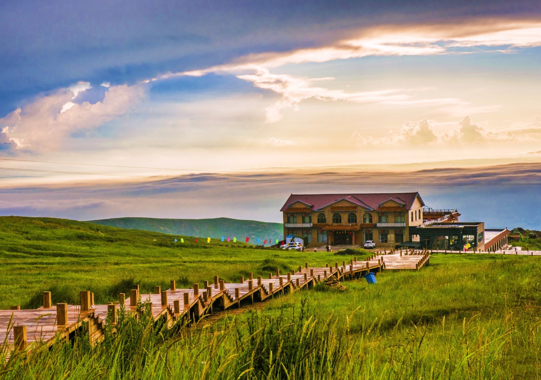 大青山,位于河北省尚义县和内蒙古兴和县交界处,远眺色青,故名.大青山