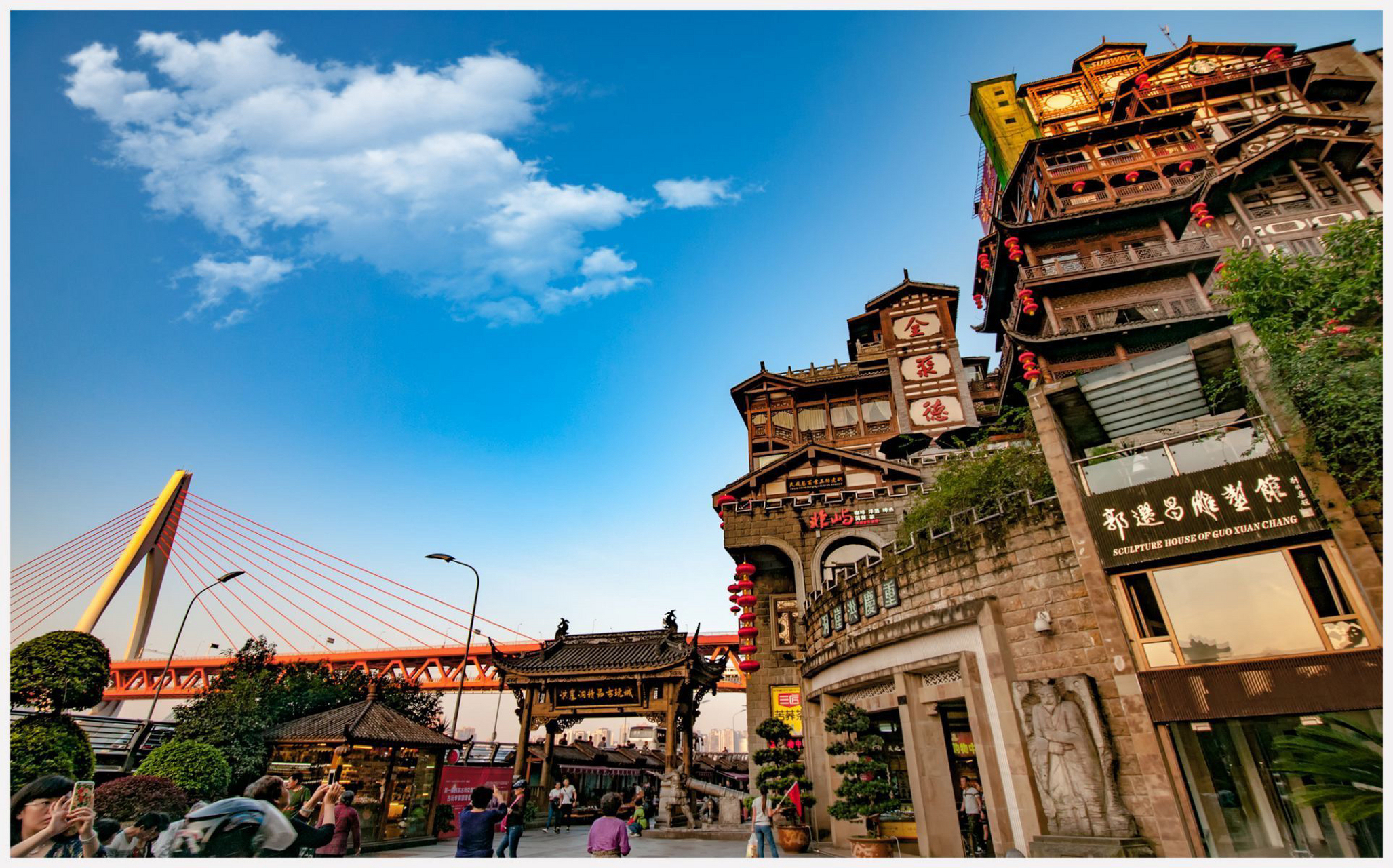 洪崖洞位于重庆市中心,以最具巴渝传统建筑特色的"吊脚楼"风貌为主体