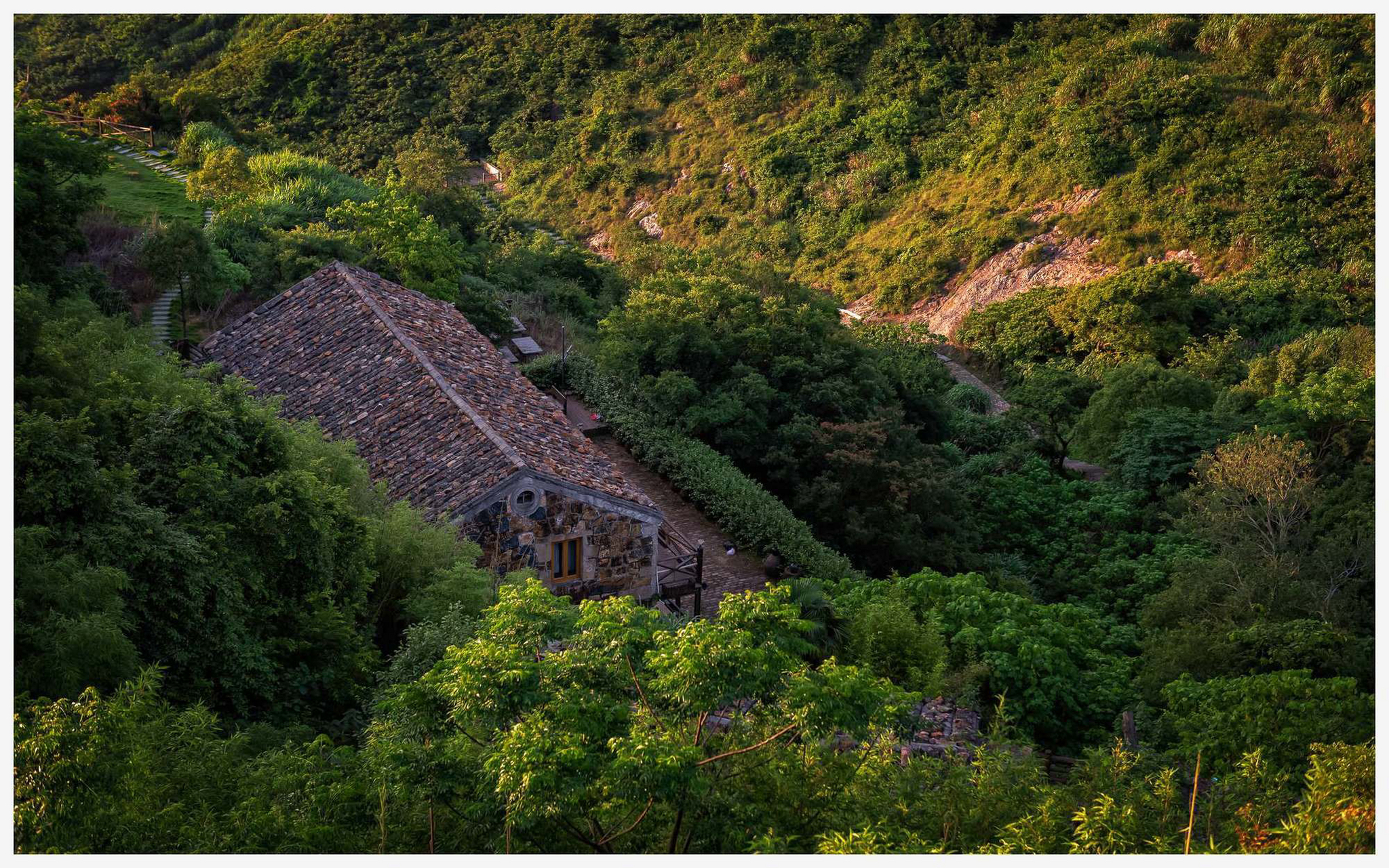 位于浙江温岭石塘镇镇的五岙村,这里的石屋面朝大海,石屋听海观涛