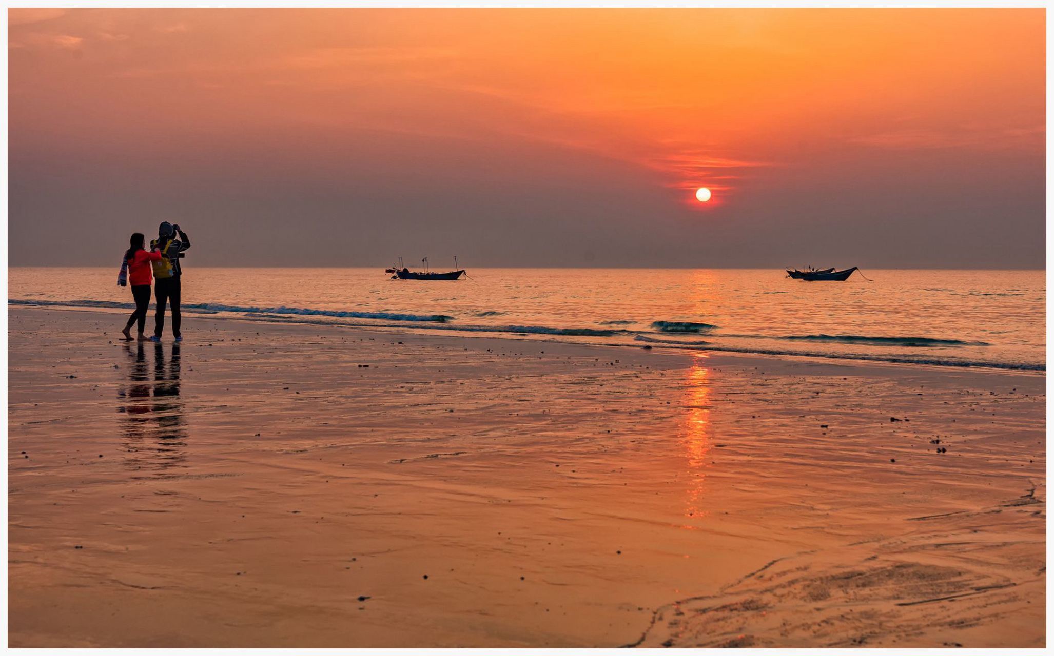 石螺口海滩位于涠洲岛西海岸,其海滩形状像一个螺口,因此而得名.