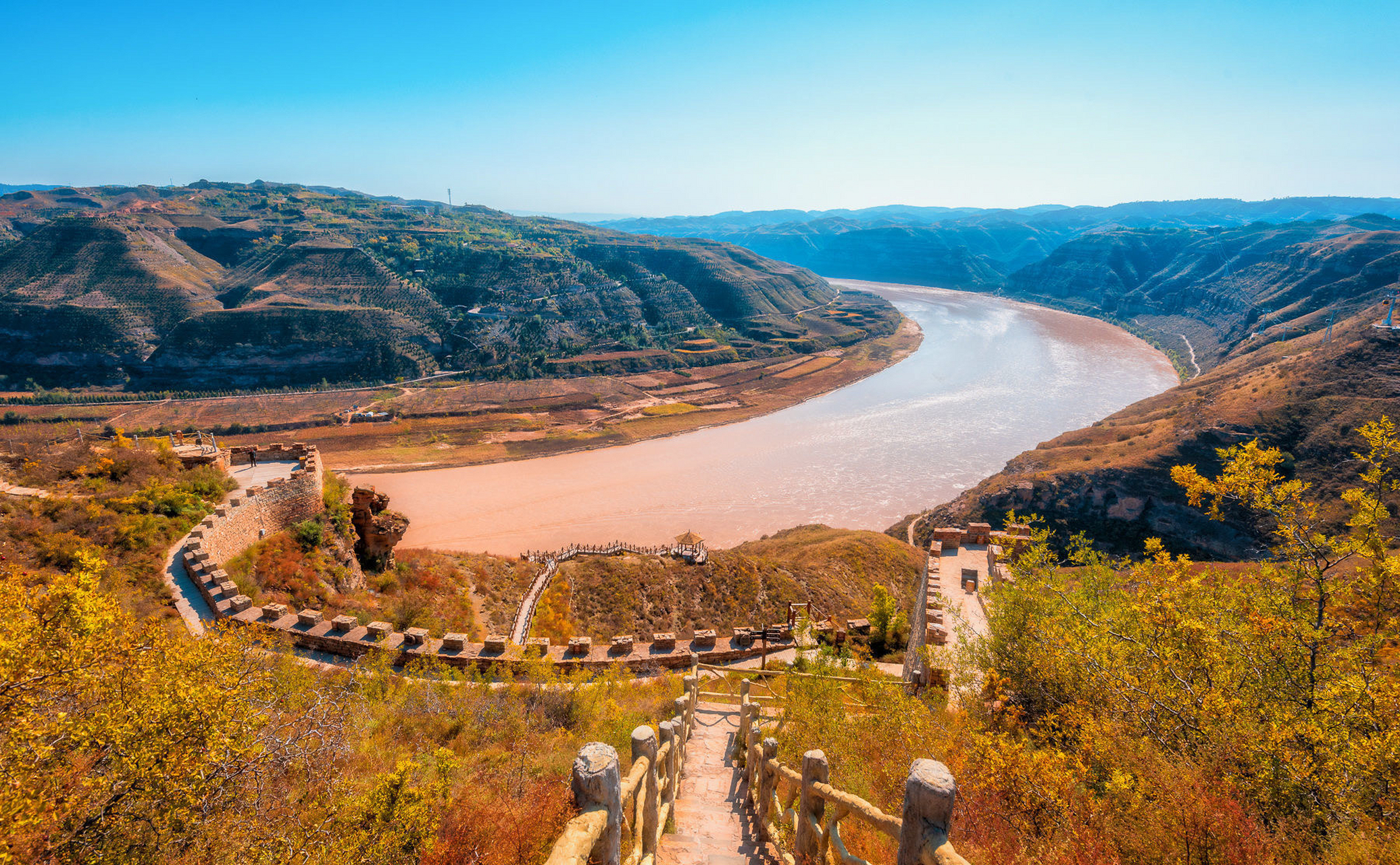 清水湾,是黄河流经延川境内的第五个弯道,为乾坤湾景区的精华景点之一