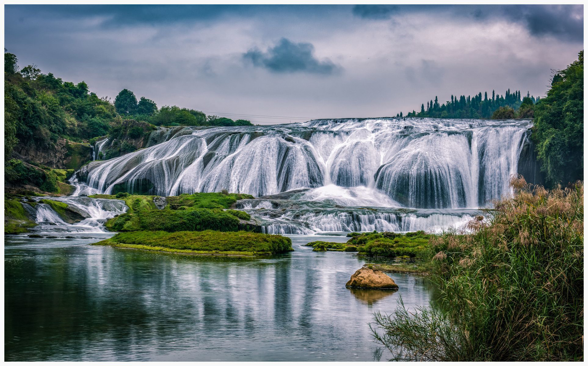 陡坡塘瀑布位于黄果树大瀑布的上游1公里处,在黄果树瀑布群中它是瀑面