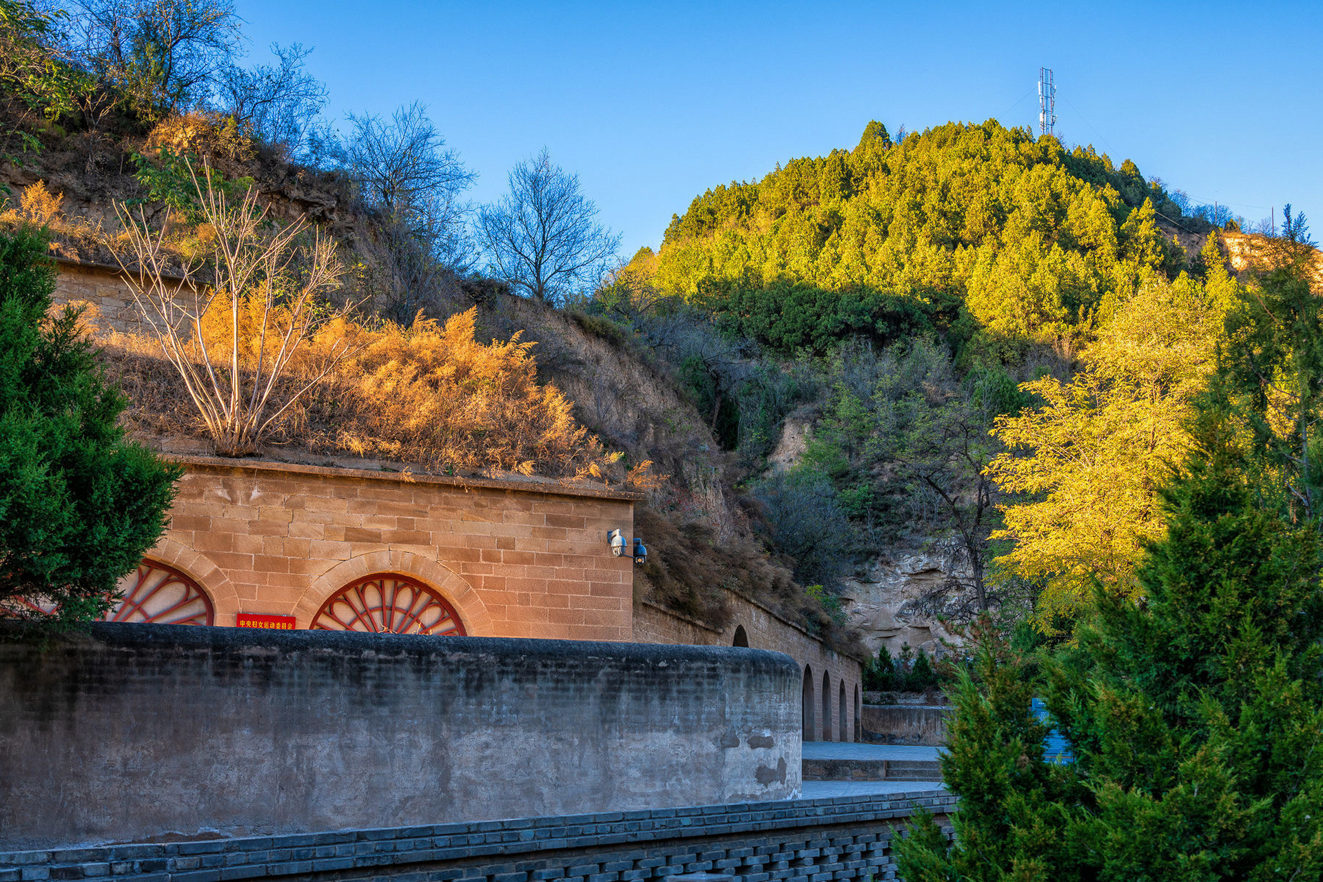 杨家岭革命旧址位于延安城西北3公里处,是中共中央1938年至1947年的