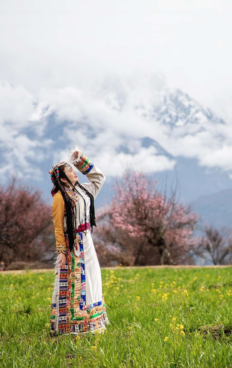 索松小村庄的旅拍 雪山,云海,桃花,青稞,藏族姑娘,构成了青藏高原一年