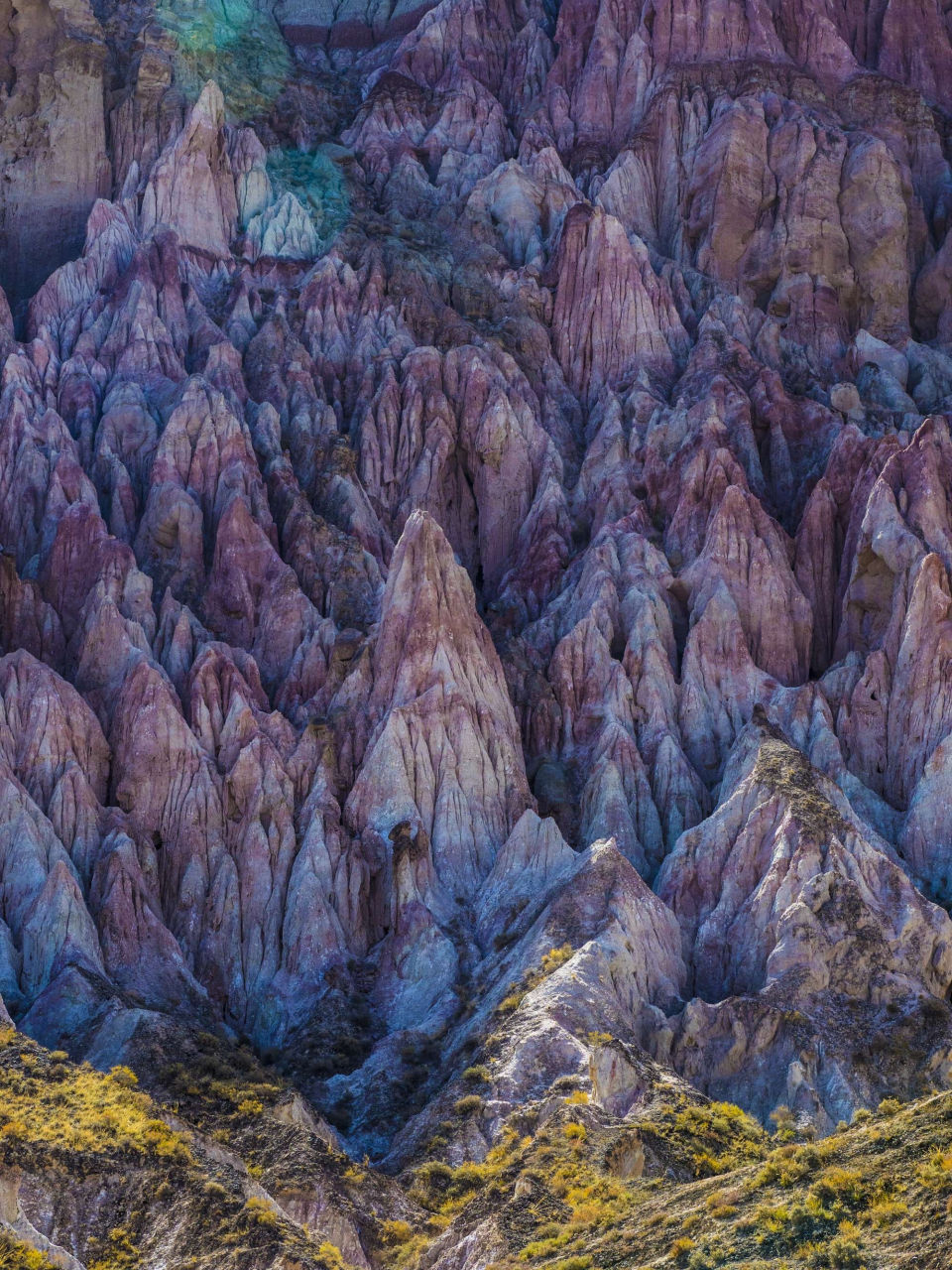 外星谷星际主题地质公园内,地貌造型丰富多彩,千姿百态,奇峰突起,峻岭