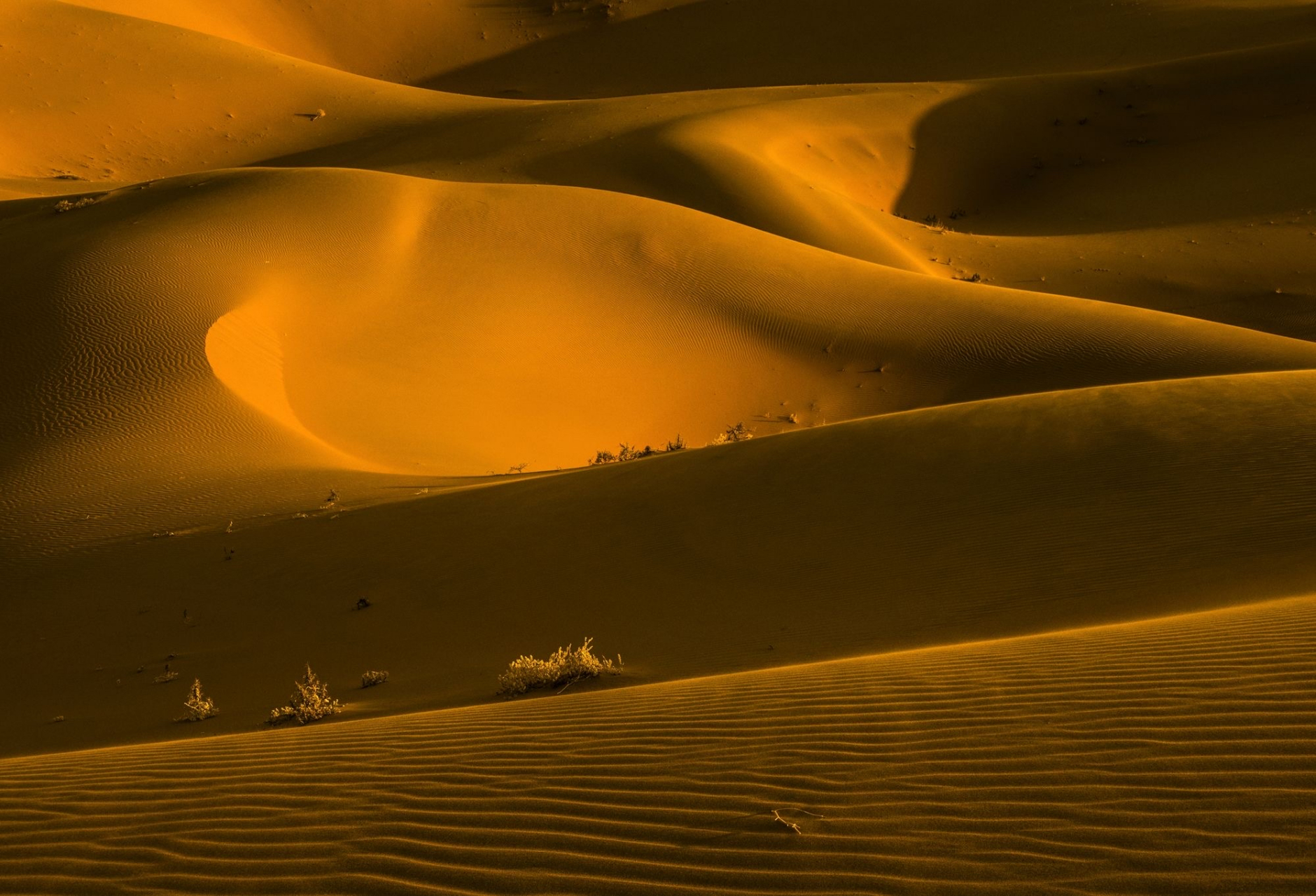 位于库布齐沙漠腹地,穿沙公路27公里处,总面积35平方公里,它是一处以