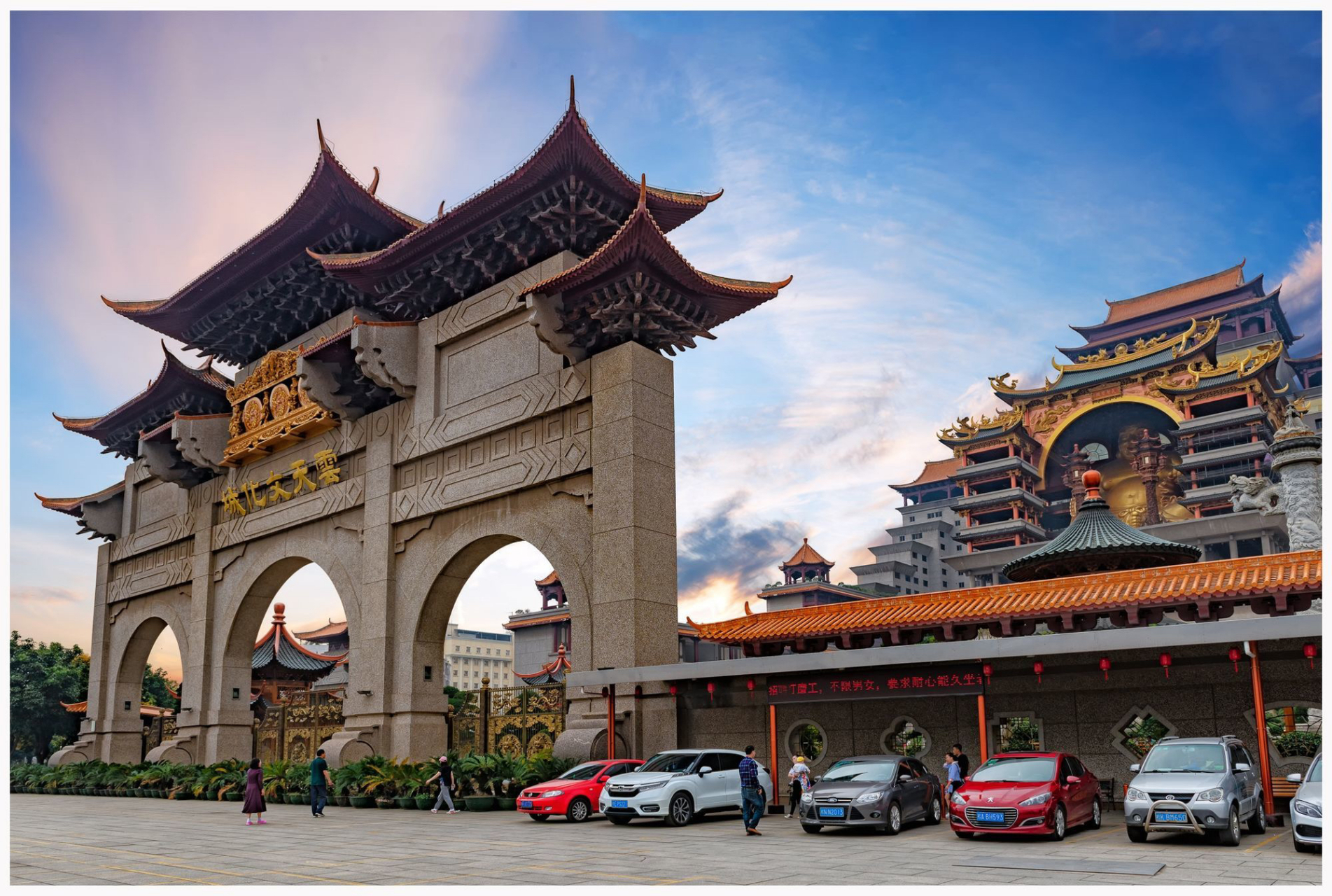 云天宫位于玉林市区江滨路,是广西地区重点景区之一.