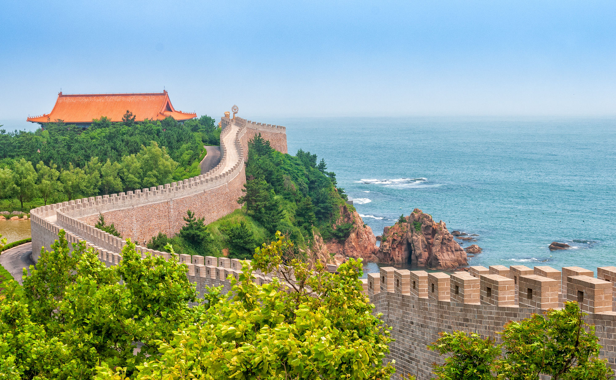 成山头景区内除了最典型的"天尽头"外还有其他的景点,你可以一路走一