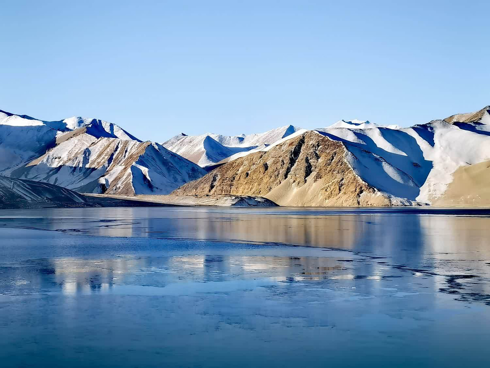 隐藏在雪山下的冰湖奇迹  臃肿的羽绒服,笨重的雪地靴,一路跋山涉水