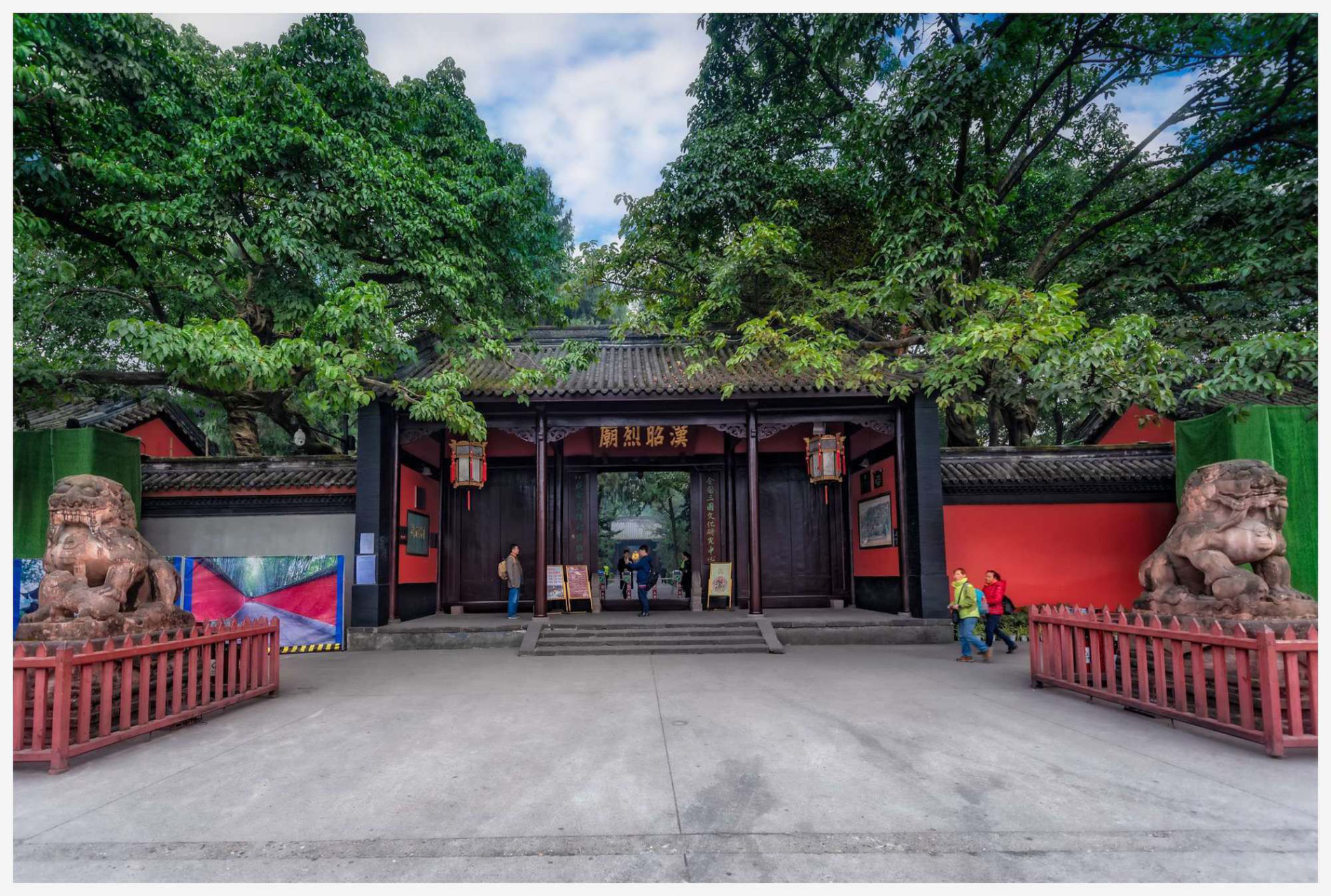 成都武侯祠是由诸葛亮的武侯祠和刘备的昭烈帝庙合二为一的,是中国