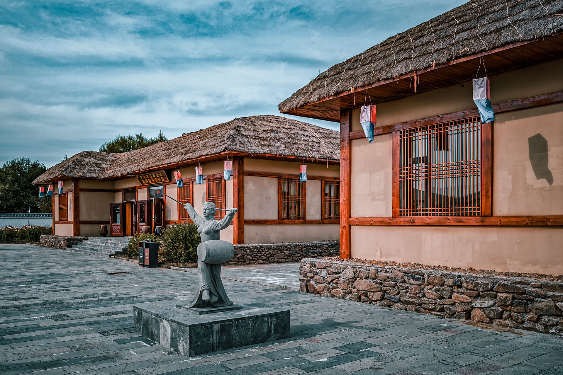 朝鲜族村落,这次旅游去了位于安图县松江镇的"百花谷朝鲜族民俗村"